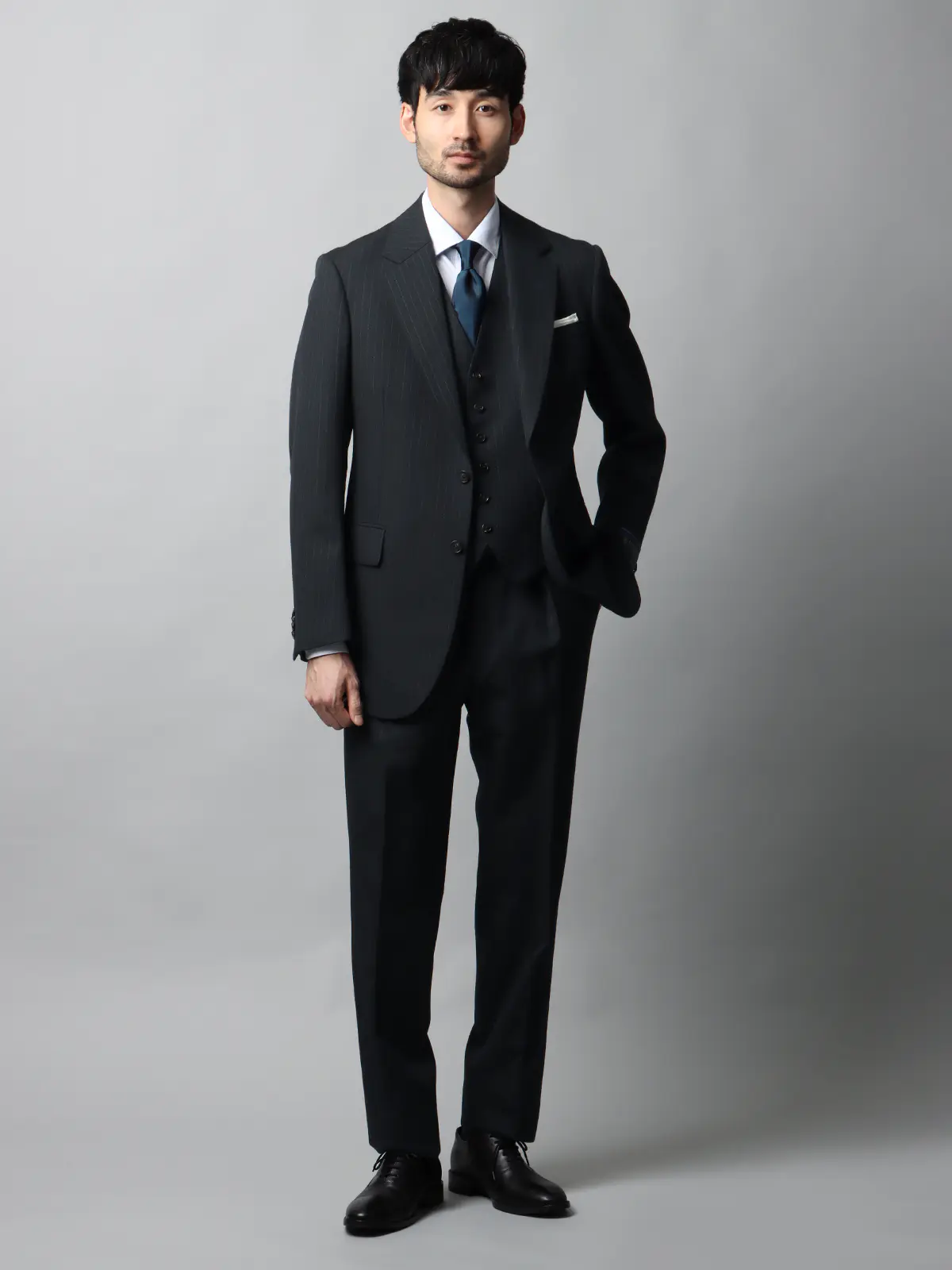 FUMIYA HIRANO／スーツ／スリーピース／2つボタン／尾州／ピンストライプ／FH01 ネイビー 体型（DROP):スリム　8DROP(YA体),身長:170cm