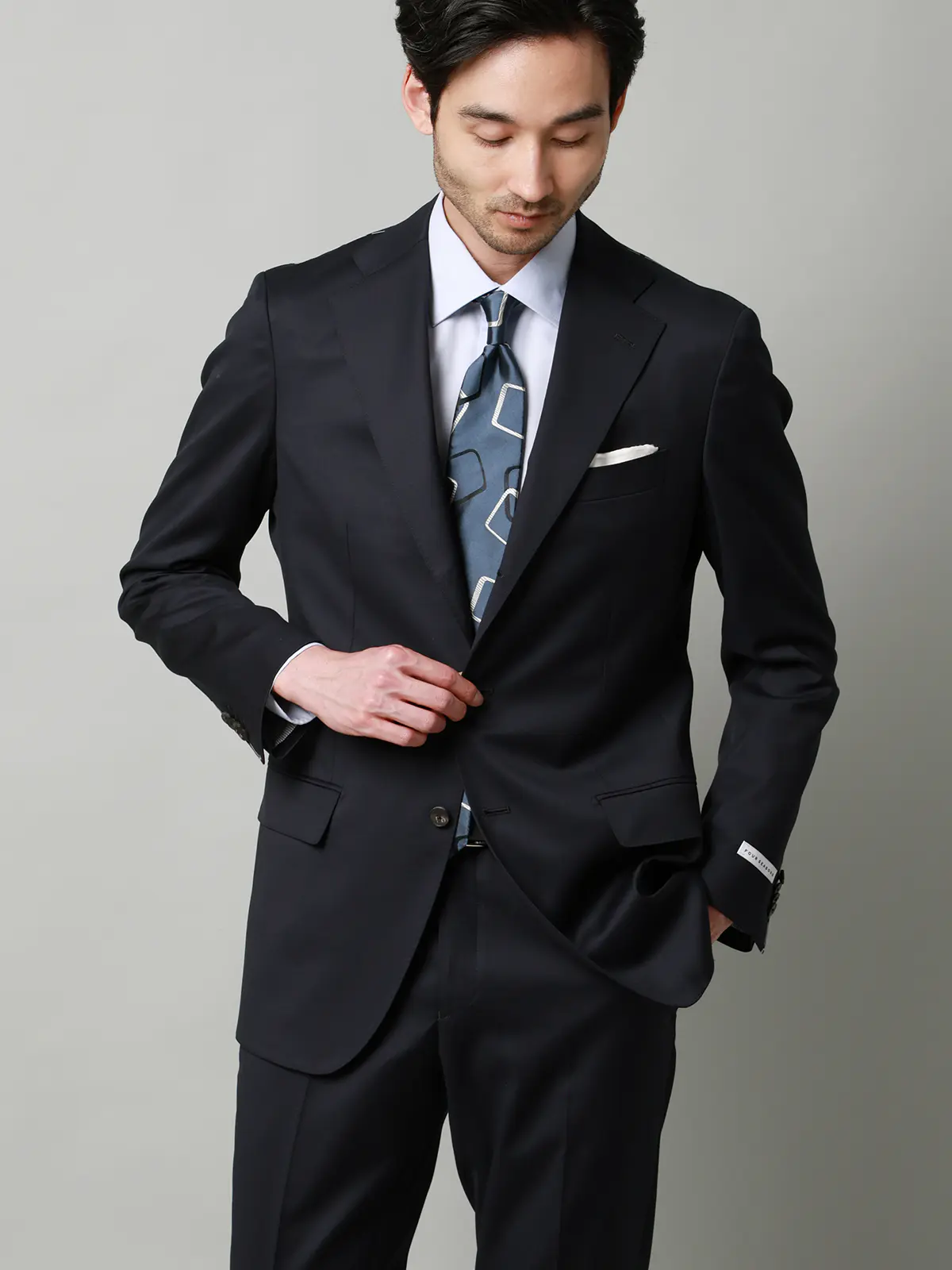 スーツ／3つボタン／Loro Piana 365／無地／TR27 ネイビー 体型（DROP):スリム　8DROP(YA体),身長:160cm