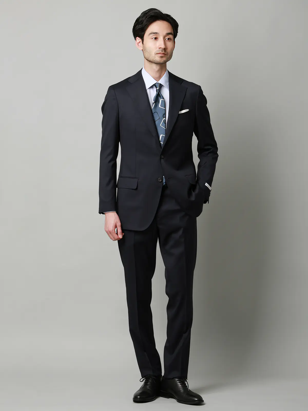 スーツ／3つボタン／Loro Piana 365／無地／TR27 ネイビー 体型（DROP):スリム　8DROP(YA体),身長:160cm