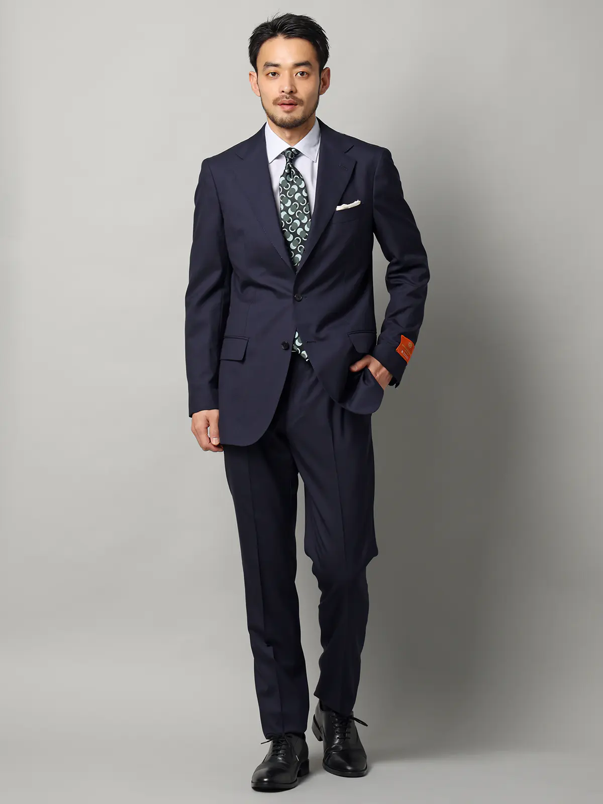 スーツ／3つボタン／TALLIA DI DELFINO／SUPER120'sウールトロピカル／無地／TR27 ネイビー 体型（DROP):ややがっしり　4DROP(AB体),身長:185cm