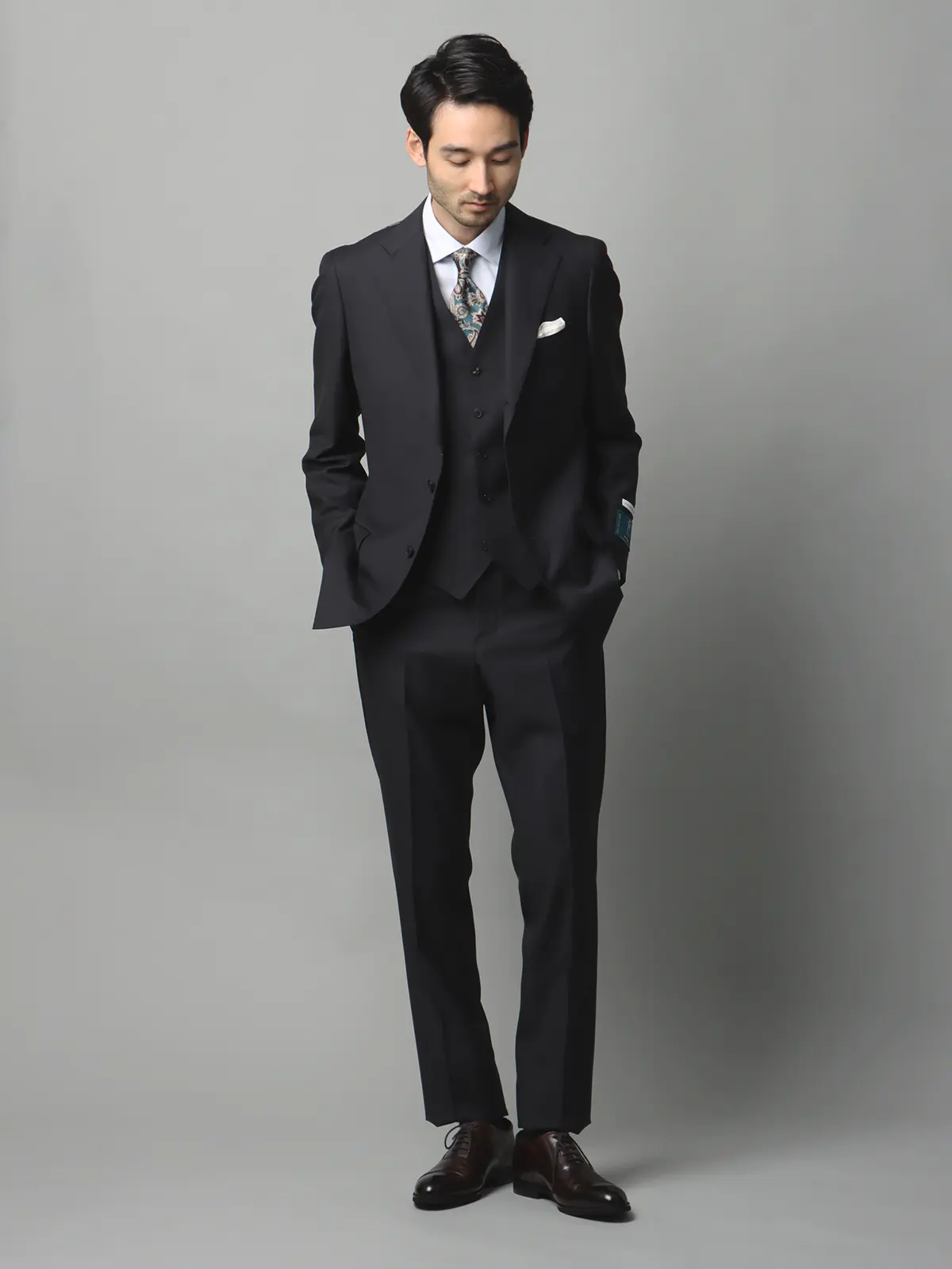 スーツ／スリーピース／3つボタン／尾州／無地／TR27 グレー 体型（DROP):スリム　8DROP(YA体),身長:170cm