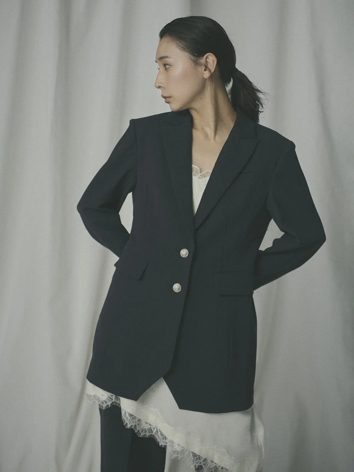 【2／23　23:59までWEB先行販売中】CIS.／ベルテッドテーラードジャケット／無地 ネイビー 36(7号）