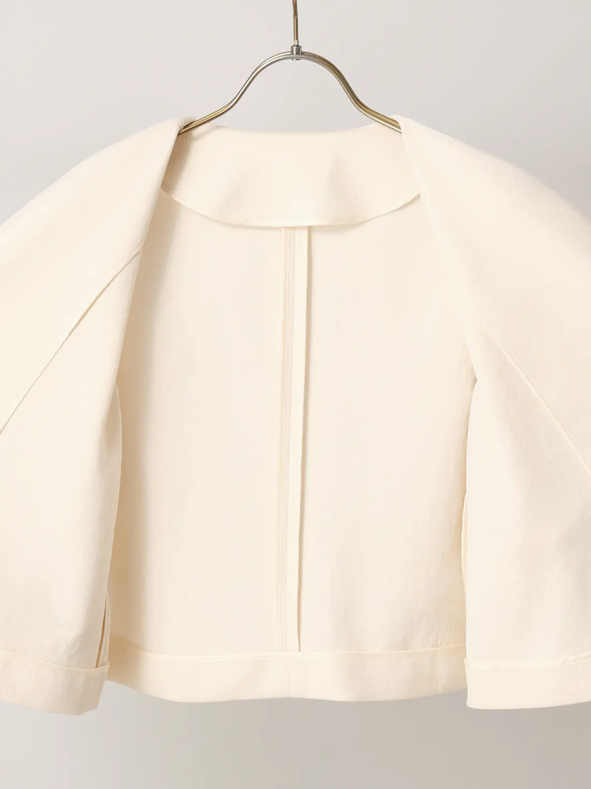 【2／23　23:59までWEB先行販売中】CIS.／カーブショートジャケット／無地 オフホワイト 36(7号）