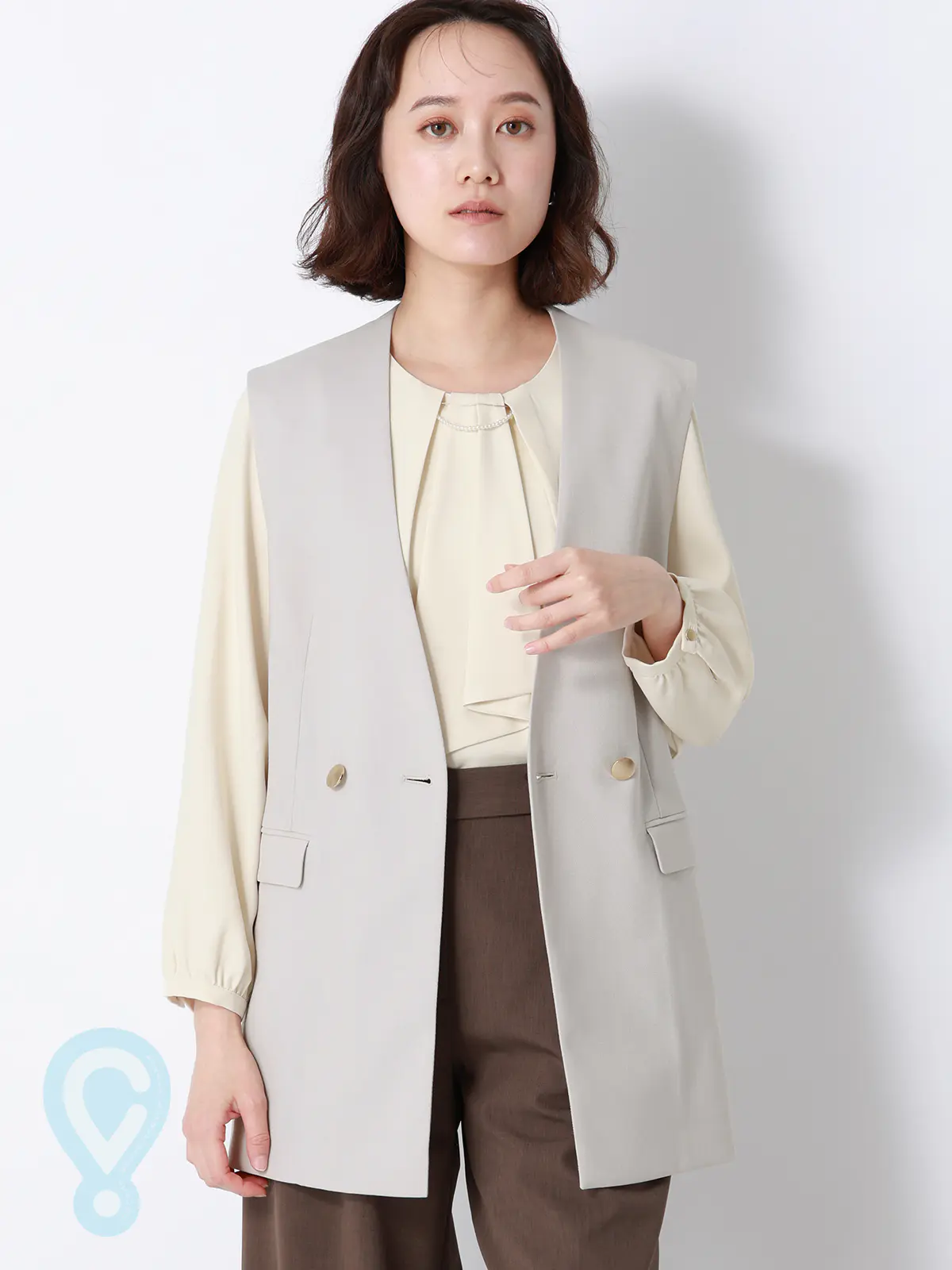 CHANTOWA／ダブルブレストジレ／Vカラー／ウォッシャブル／ドビーストレッチ／織柄 グレージュ 36(7号）