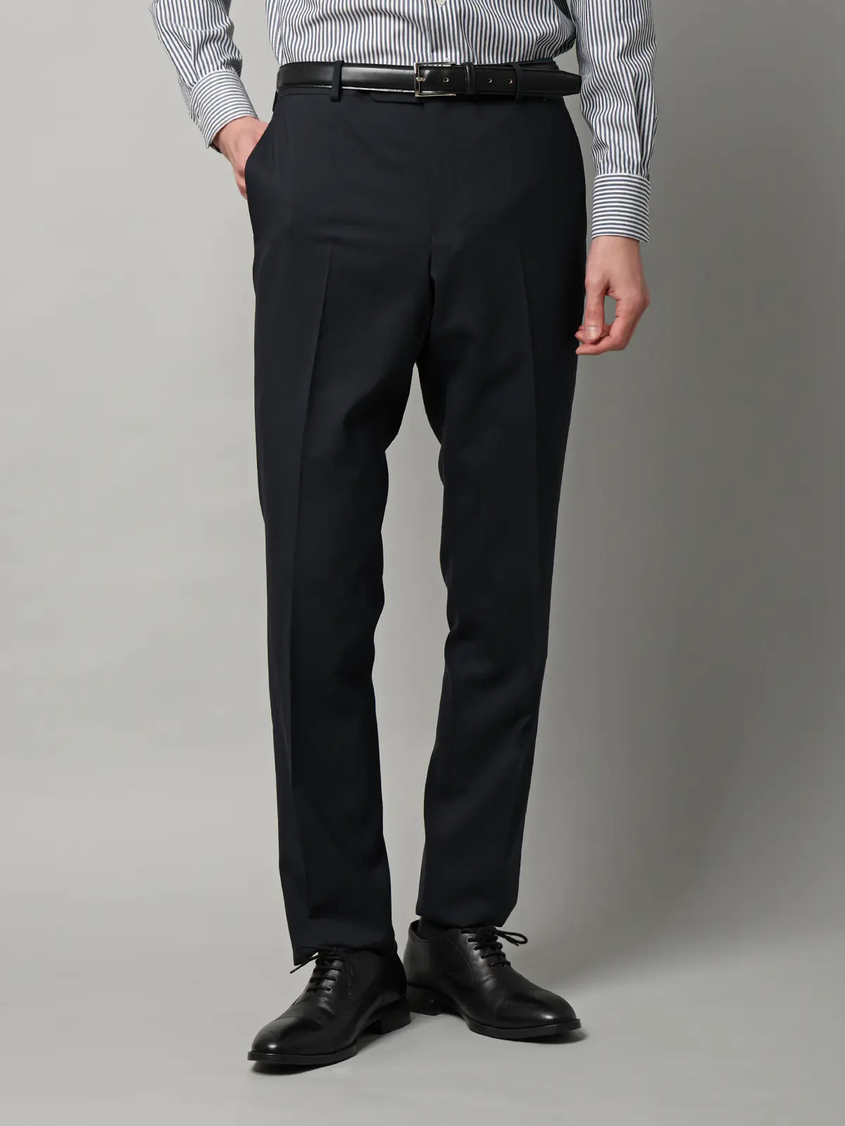 テーパードパンツ／尾州／SUPER100’sウールトロピカル／無地／IN05 ネイビー SS