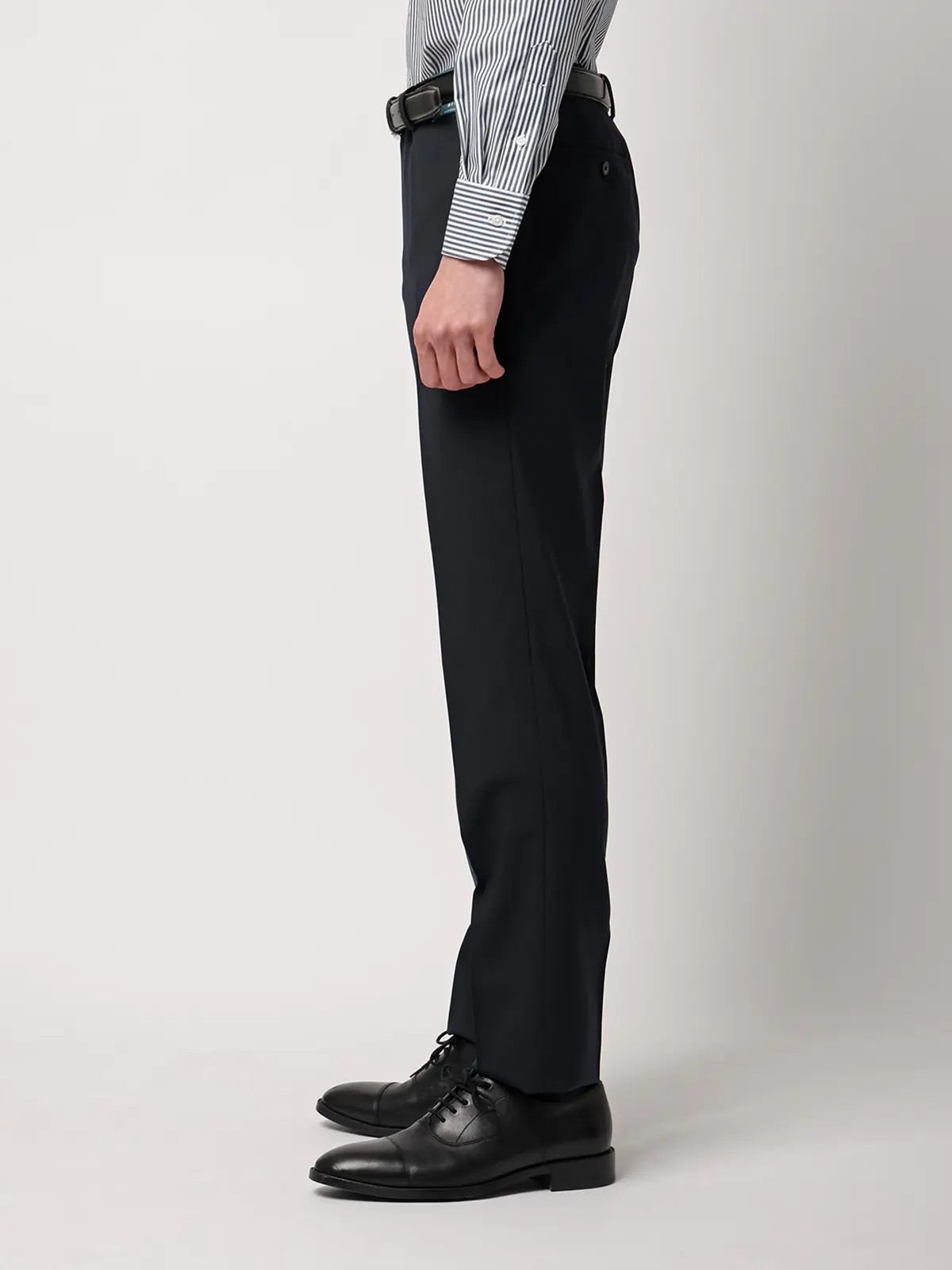 テーパードパンツ／尾州／SUPER100’sウールトロピカル／無地／IN05 ネイビー SS