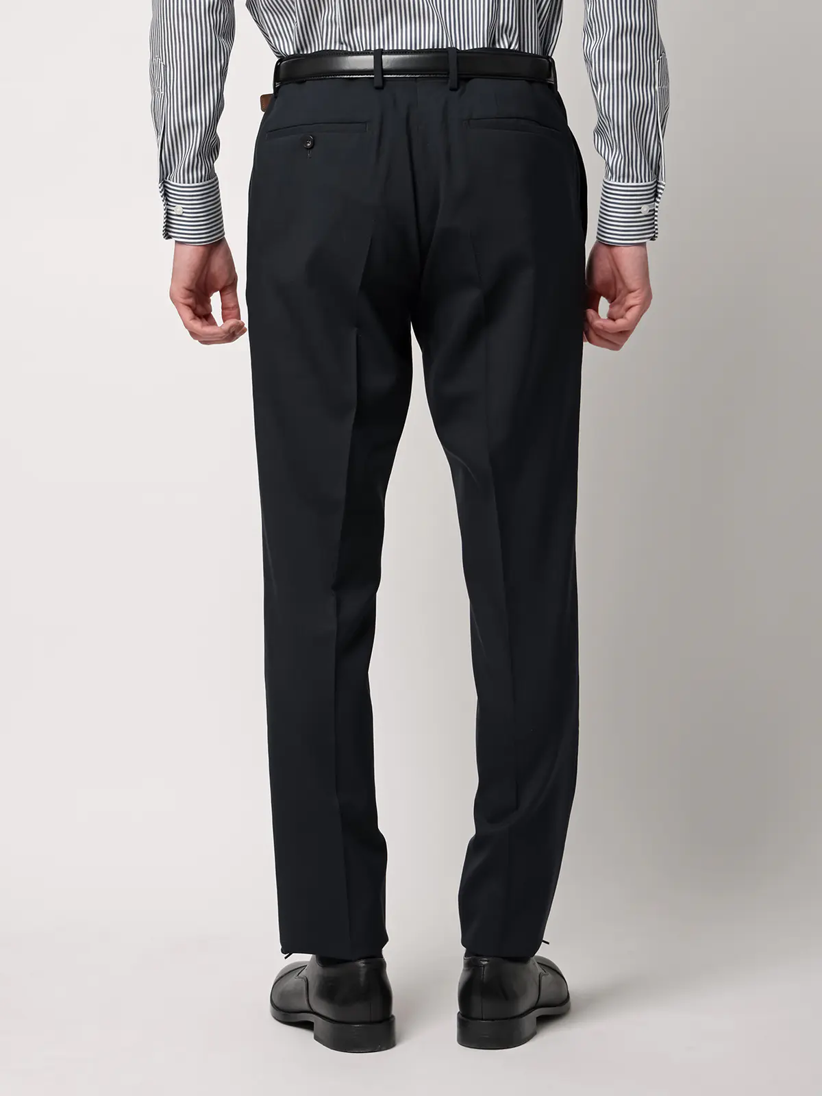 テーパードパンツ／尾州／SUPER100’sウールトロピカル／無地／IN05 ネイビー SS