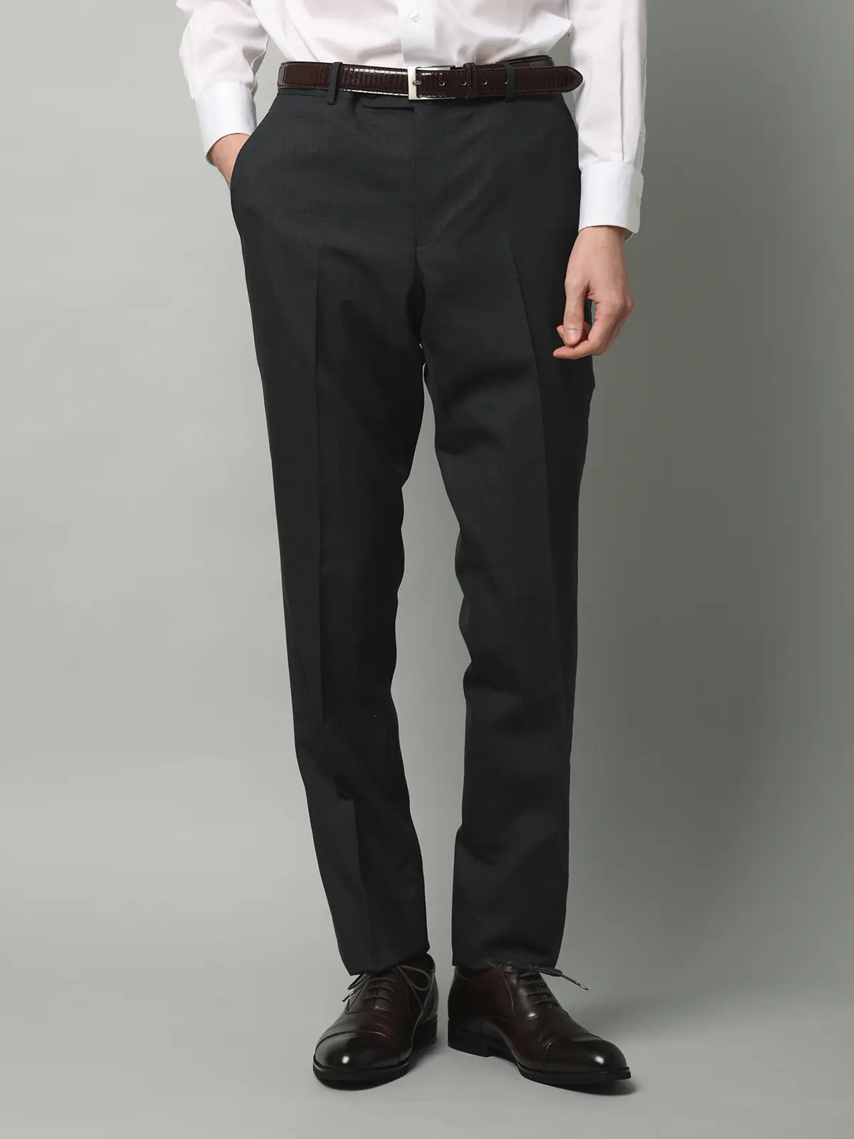 テーパードパンツ／尾州／SUPER100’sウールトロピカル／無地／IN05 チャコール SS