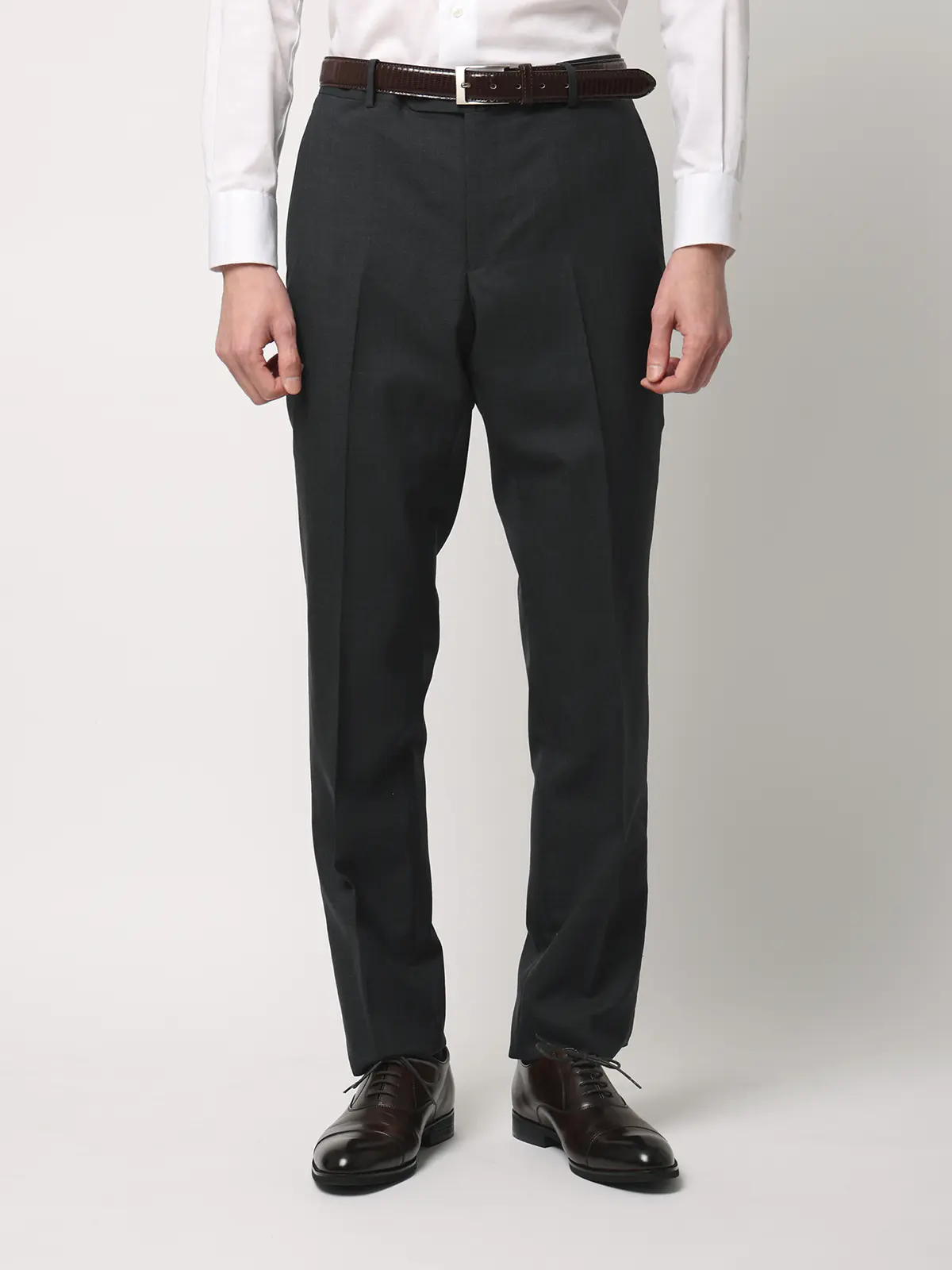 テーパードパンツ／尾州／SUPER100’sウールトロピカル／無地／IN05 チャコール SS