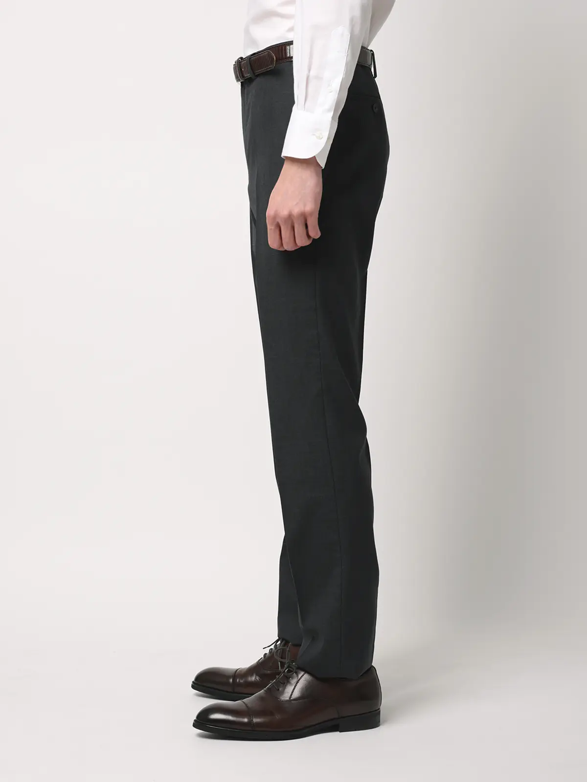 テーパードパンツ／尾州／SUPER100’sウールトロピカル／無地／IN05 チャコール SS