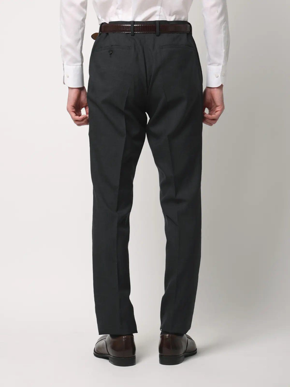 テーパードパンツ／尾州／SUPER100’sウールトロピカル／無地／IN05 チャコール SS