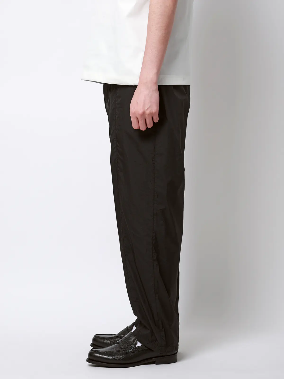 FLAT／イージーパンツ／ウォッシャブル／UVカット／軽量／ナイロンワッシャー／無地／裾上げ済み ブラック M