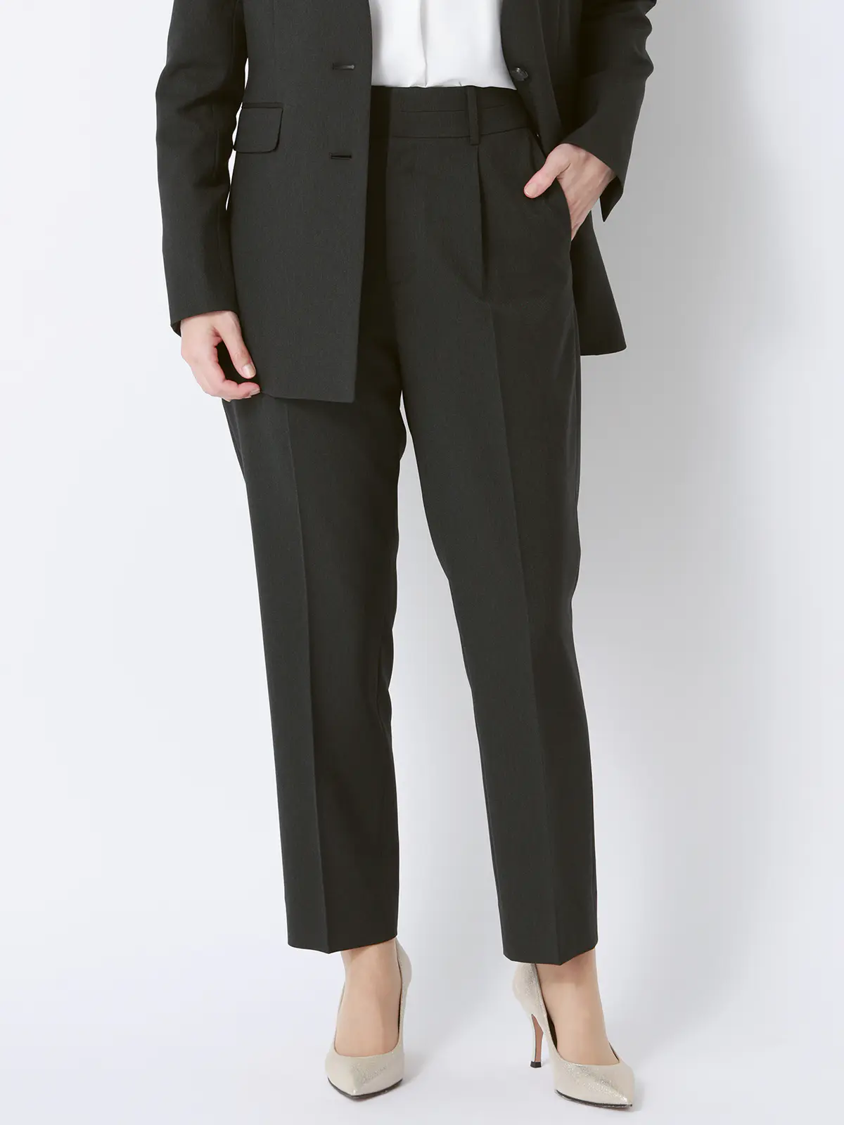 タックテーパードパンツ／ウォッシャブル／ストレッチ／シャンブレーツイル／無地／anysy グレー 42(13号）