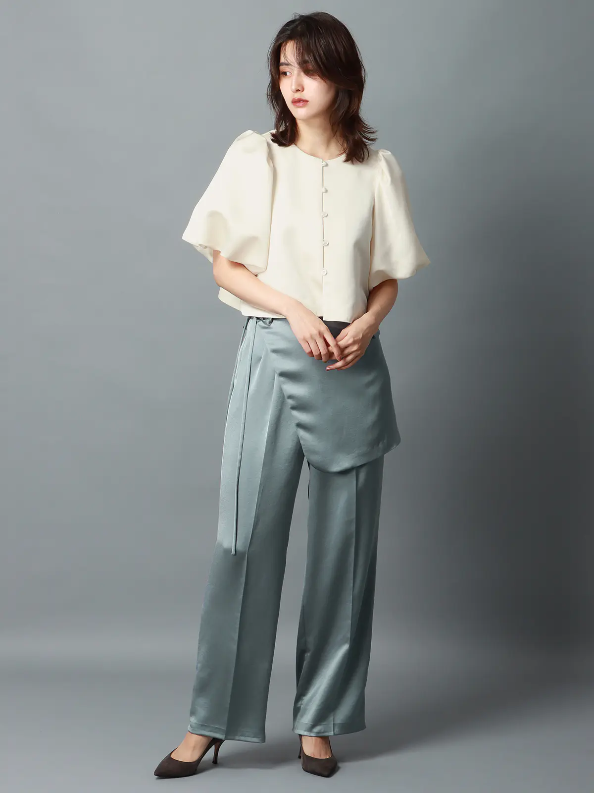 【9／5～WEB先行販売スタート！】CIS．／サテンタックストレートパンツ／ハンドウォッシュ／無地 グレー系 34(5号）