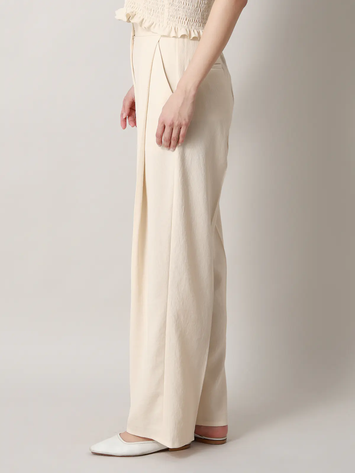 【2／23　23:59までWEB先行販売中】CIS.／タックテーパードパンツ／無地 オフホワイト 34(5号）