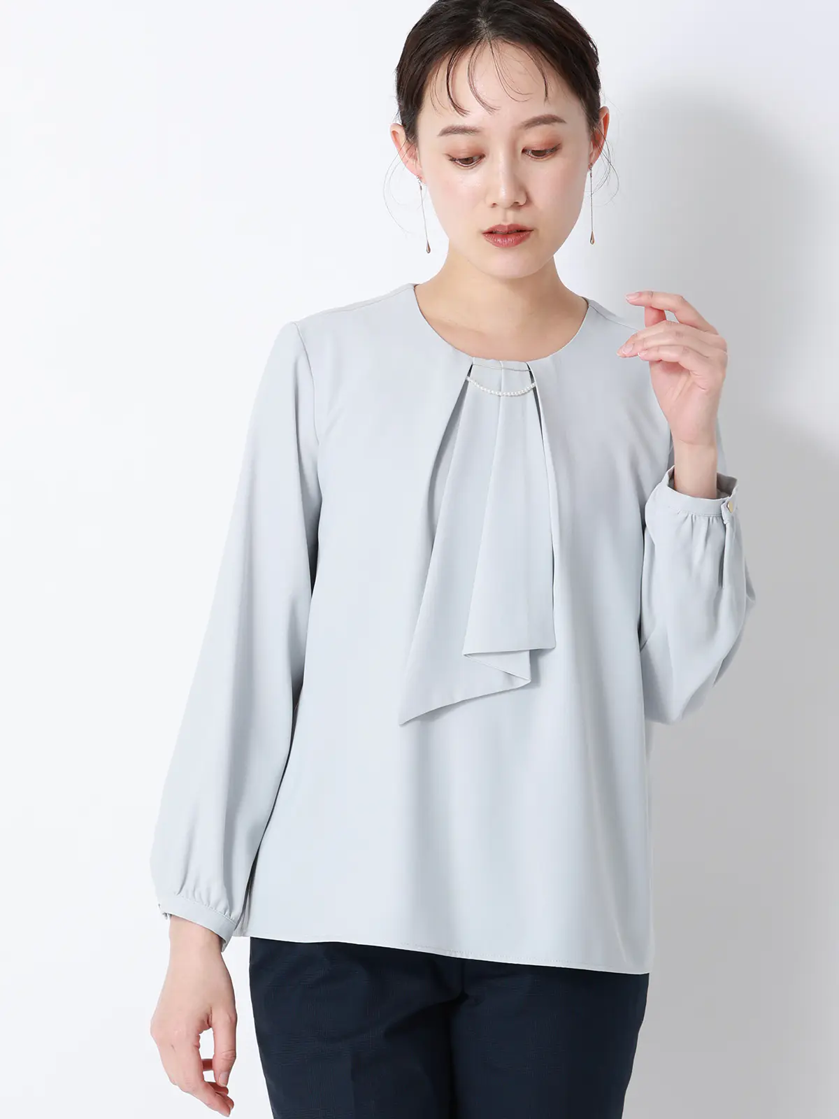 ボウタイブラウス／8分袖／ ウォッシャブル／NIR＋UVカット／無地／パール＆チェーンパーツ サックス 38(9号）