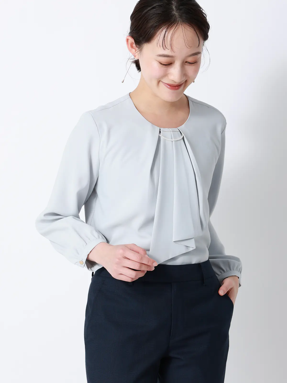 ボウタイブラウス／8分袖／ ウォッシャブル／NIR＋UVカット／無地／パール＆チェーンパーツ サックス 38(9号）