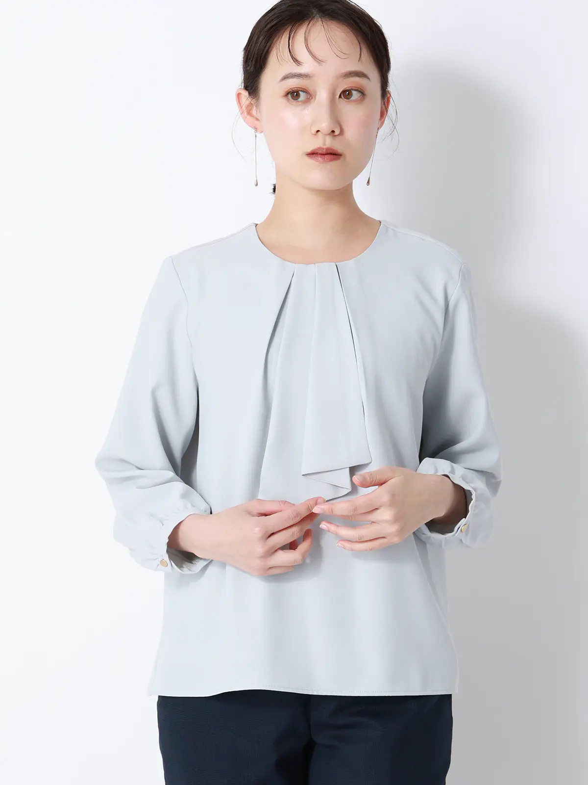 ボウタイブラウス／8分袖／ ウォッシャブル／NIR＋UVカット／無地／パール＆チェーンパーツ サックス 38(9号）