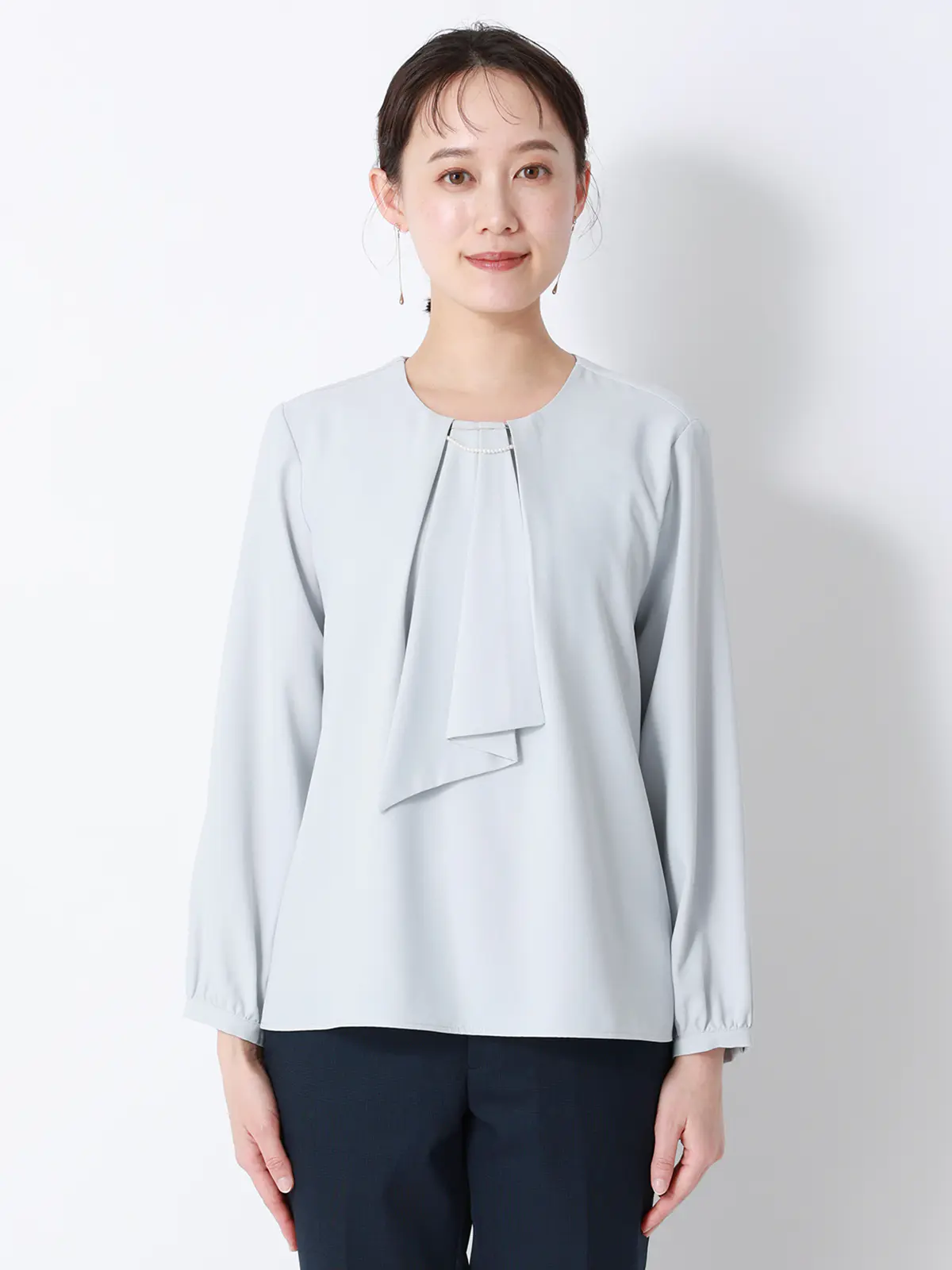 ボウタイブラウス／8分袖／ ウォッシャブル／NIR＋UVカット／無地／パール＆チェーンパーツ サックス 38(9号）