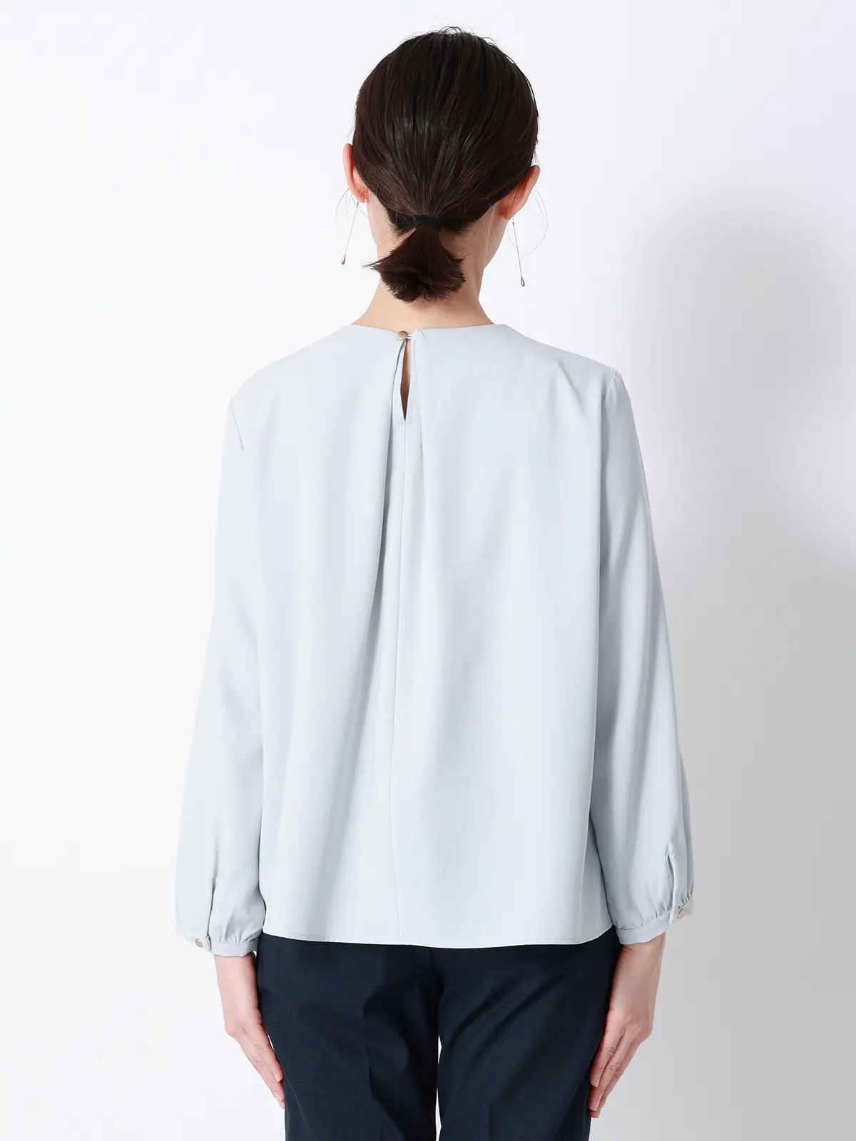 ボウタイブラウス／8分袖／ ウォッシャブル／NIR＋UVカット／無地／パール＆チェーンパーツ サックス 38(9号）