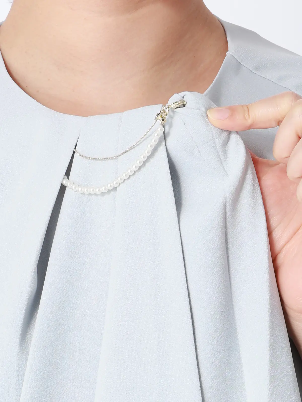 ボウタイブラウス／8分袖／ ウォッシャブル／NIR＋UVカット／無地／パール＆チェーンパーツ サックス 38(9号）