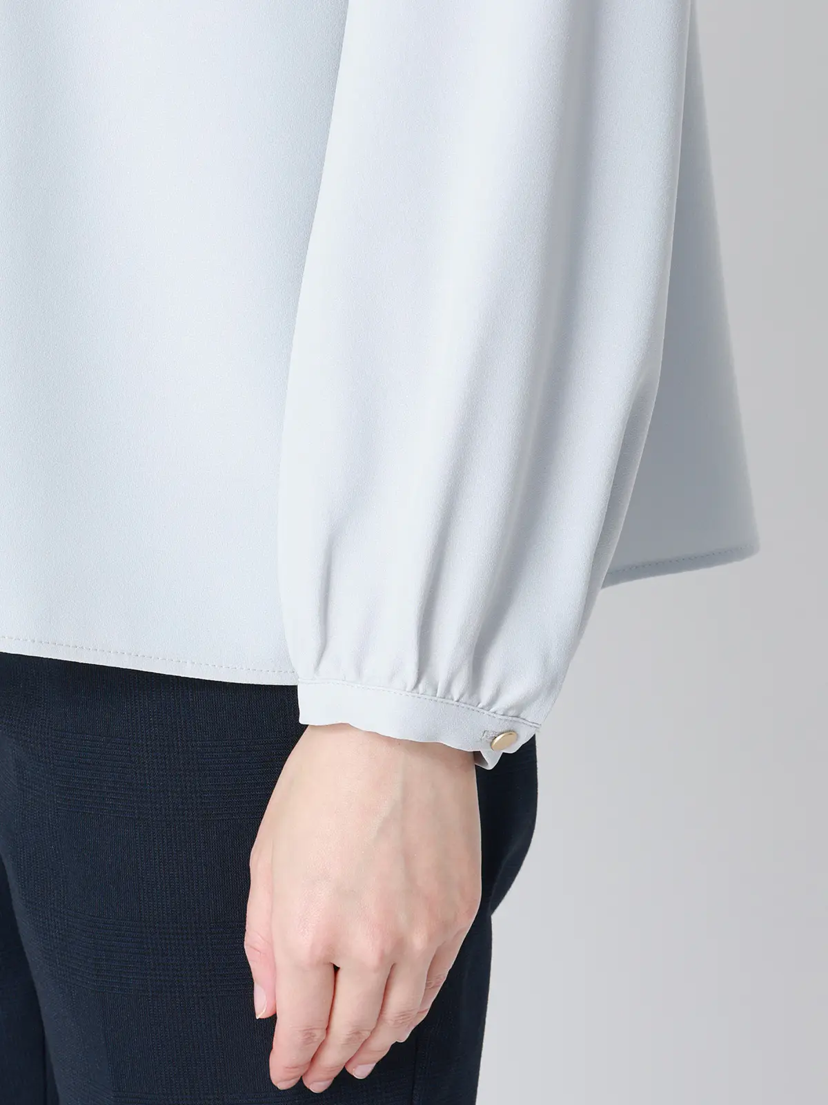 ボウタイブラウス／8分袖／ ウォッシャブル／NIR＋UVカット／無地／パール＆チェーンパーツ サックス 38(9号）