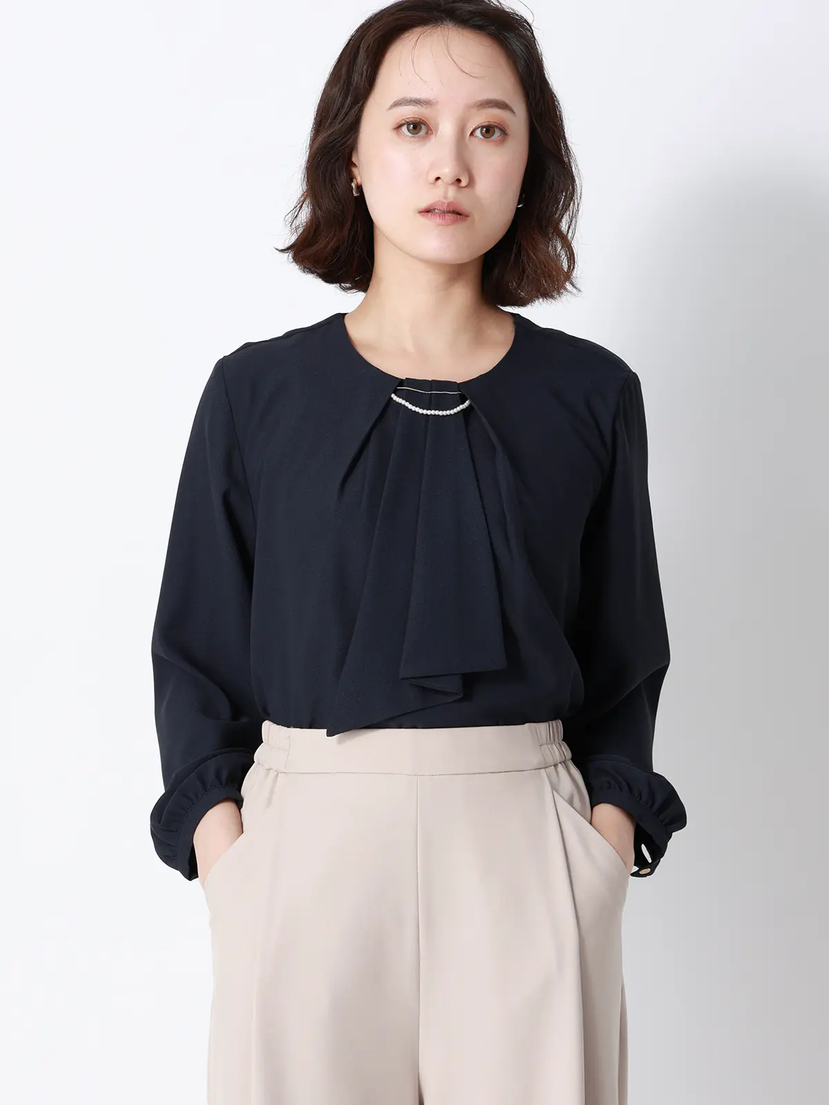 ボウタイブラウス／8分袖／ ウォッシャブル／NIR＋UVカット／無地／パール＆チェーンパーツ ネイビー 38(9号）