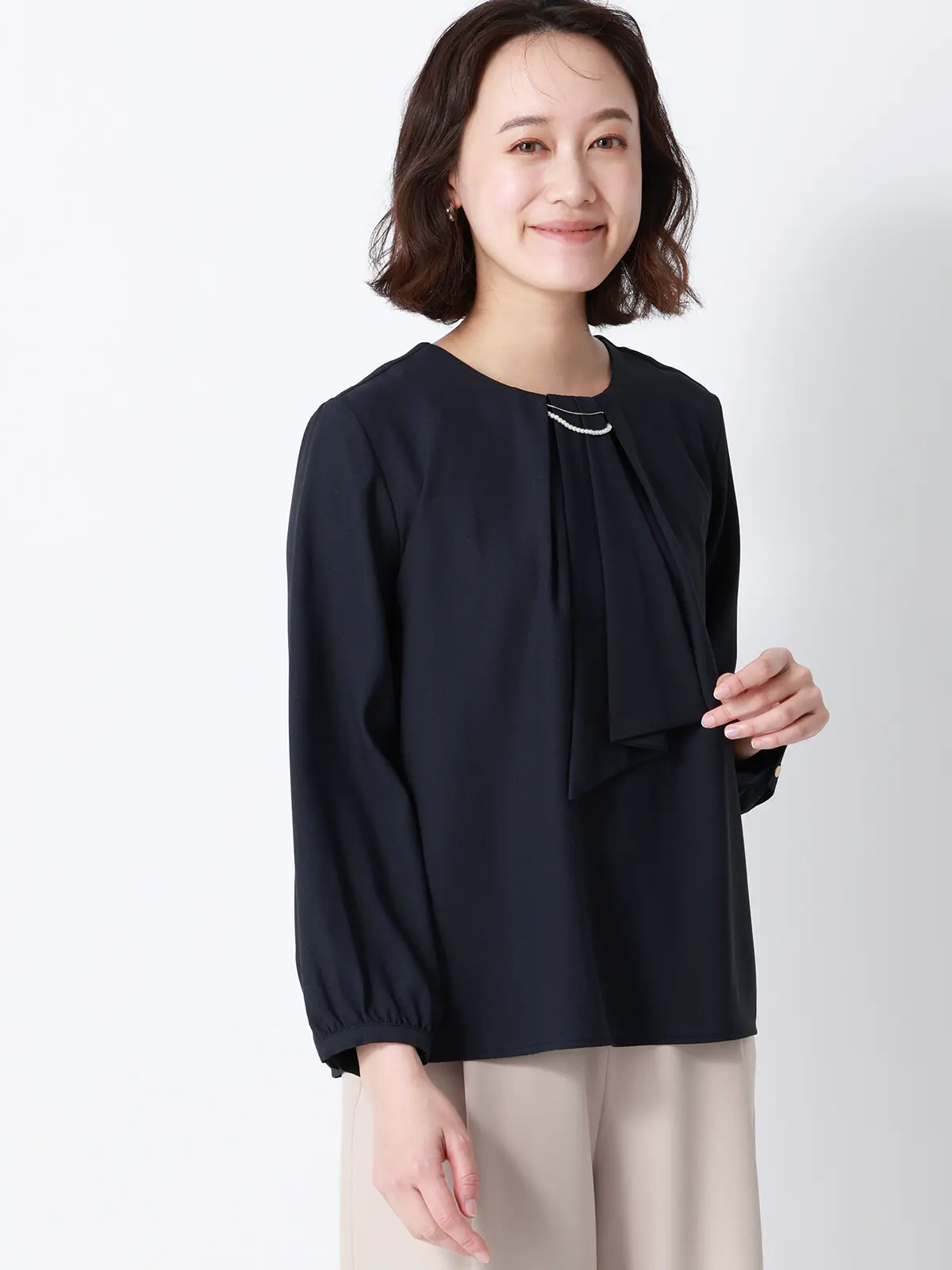 ボウタイブラウス／8分袖／ ウォッシャブル／NIR＋UVカット／無地／パール＆チェーンパーツ ネイビー 38(9号）