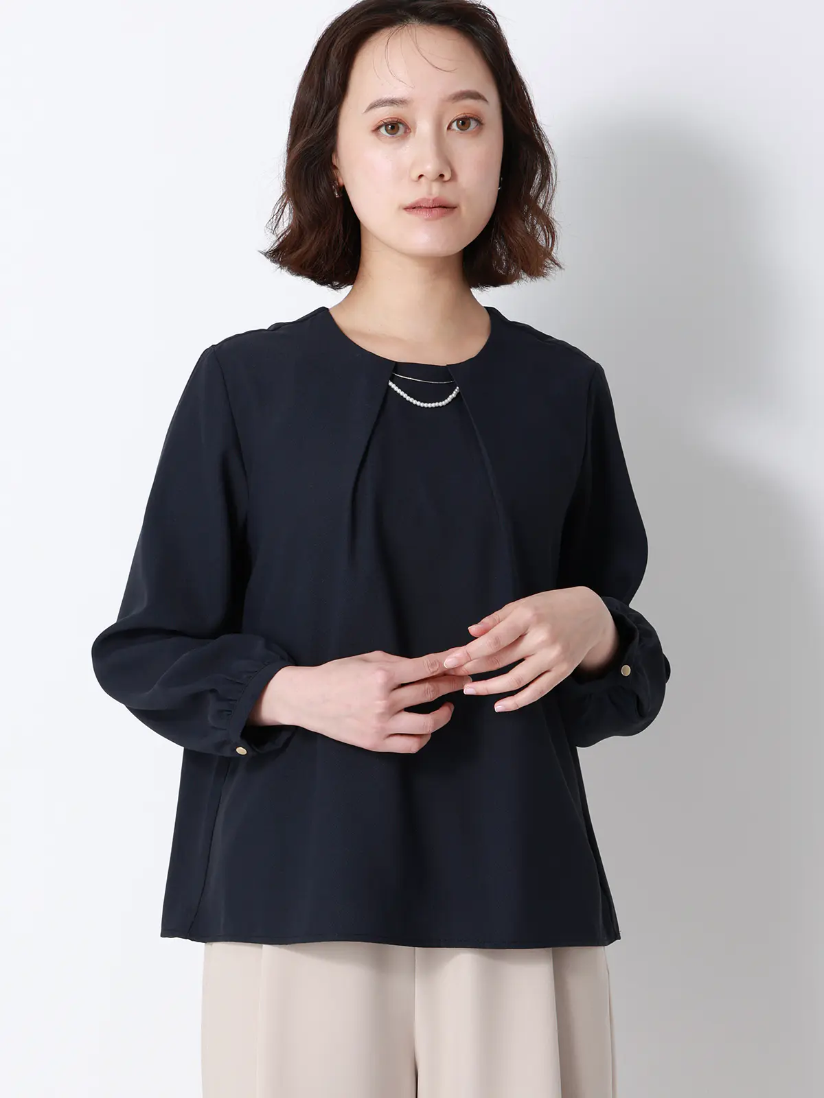 ボウタイブラウス／8分袖／ ウォッシャブル／NIR＋UVカット／無地／パール＆チェーンパーツ ネイビー 38(9号）
