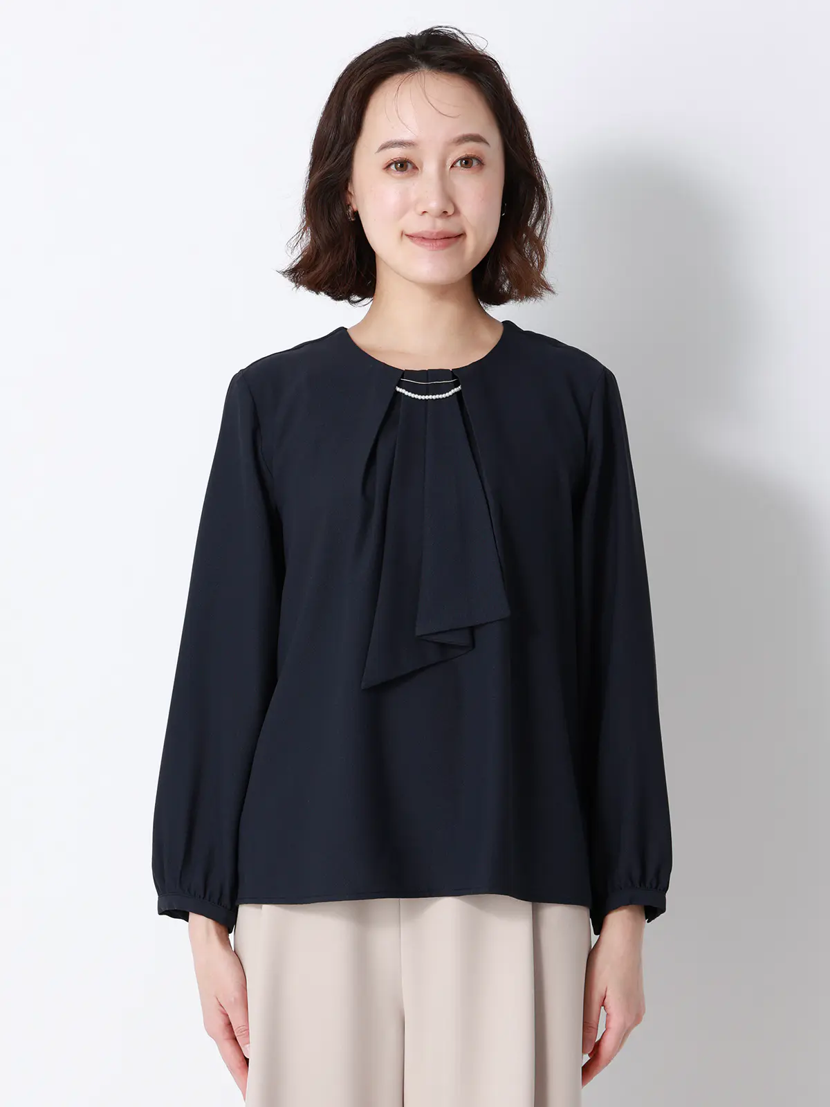 ボウタイブラウス／8分袖／ ウォッシャブル／NIR＋UVカット／無地／パール＆チェーンパーツ ネイビー 38(9号）