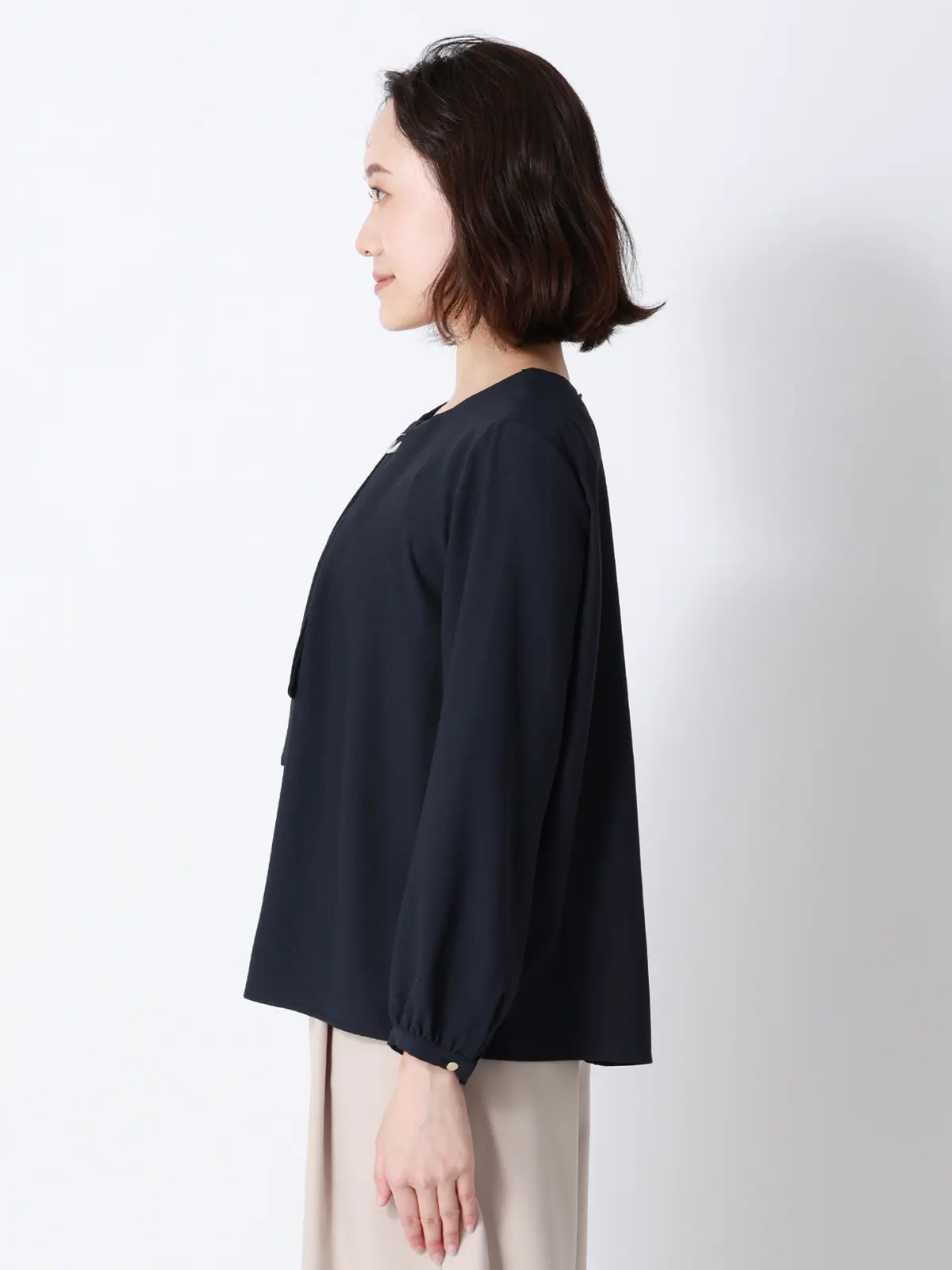 ボウタイブラウス／8分袖／ ウォッシャブル／NIR＋UVカット／無地／パール＆チェーンパーツ ネイビー 38(9号）