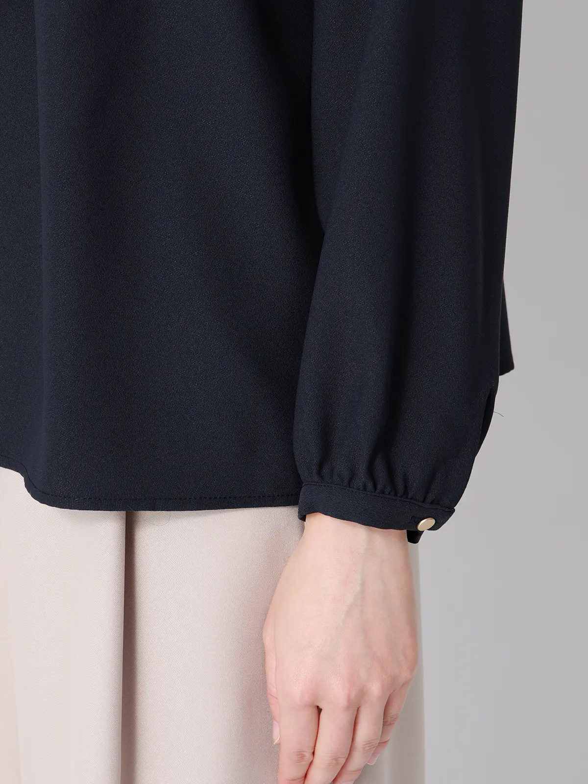 ボウタイブラウス／8分袖／ ウォッシャブル／NIR＋UVカット／無地／パール＆チェーンパーツ ネイビー 38(9号）