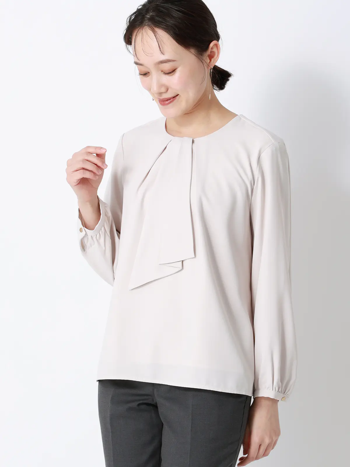 ボウタイブラウス／8分袖／ ウォッシャブル／NIR＋UVカット／無地／パール＆チェーンパーツ ピンク 38(9号）