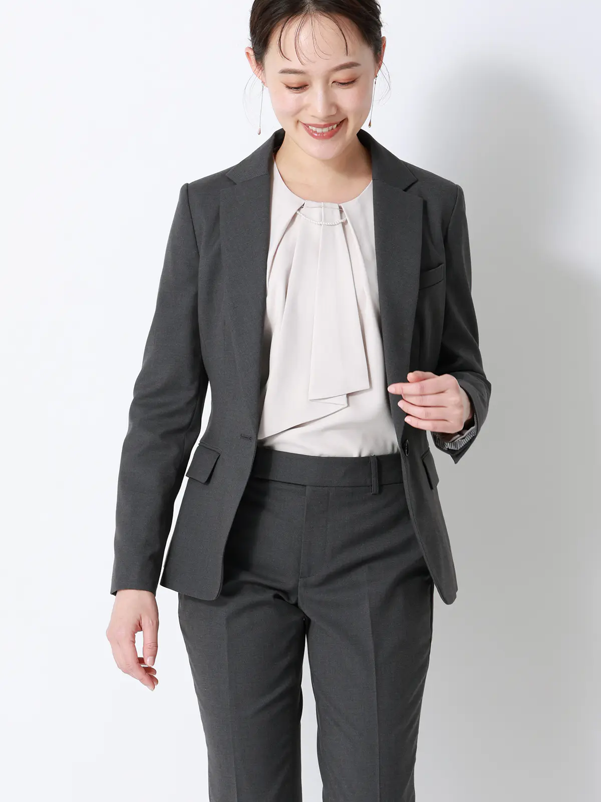 ボウタイブラウス／8分袖／ ウォッシャブル／NIR＋UVカット／無地／パール＆チェーンパーツ ピンク 38(9号）