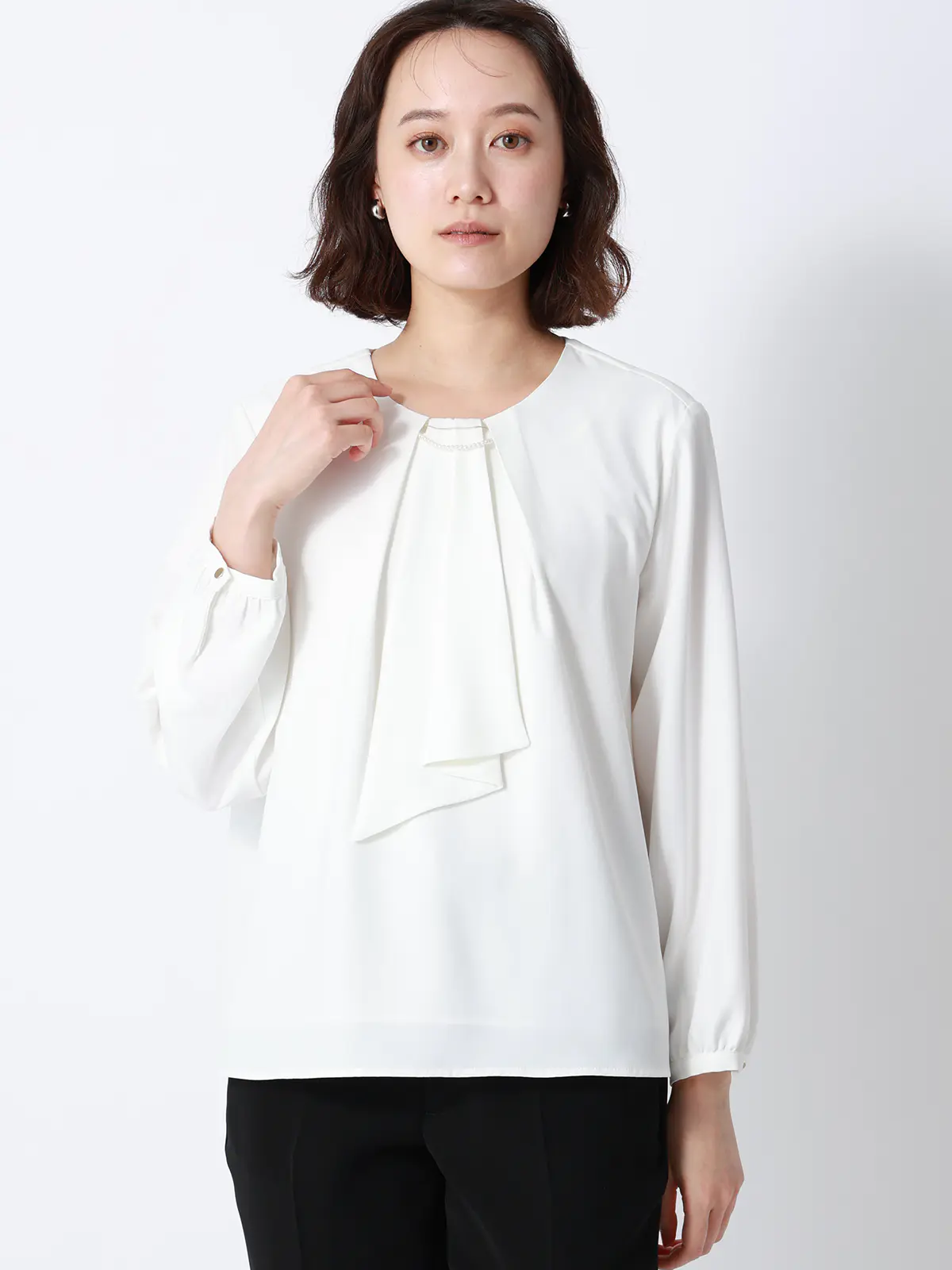 ボウタイブラウス／8分袖／ ウォッシャブル／NIR＋UVカット／無地／パール＆チェーンパーツ オフホワイト 38(9号）