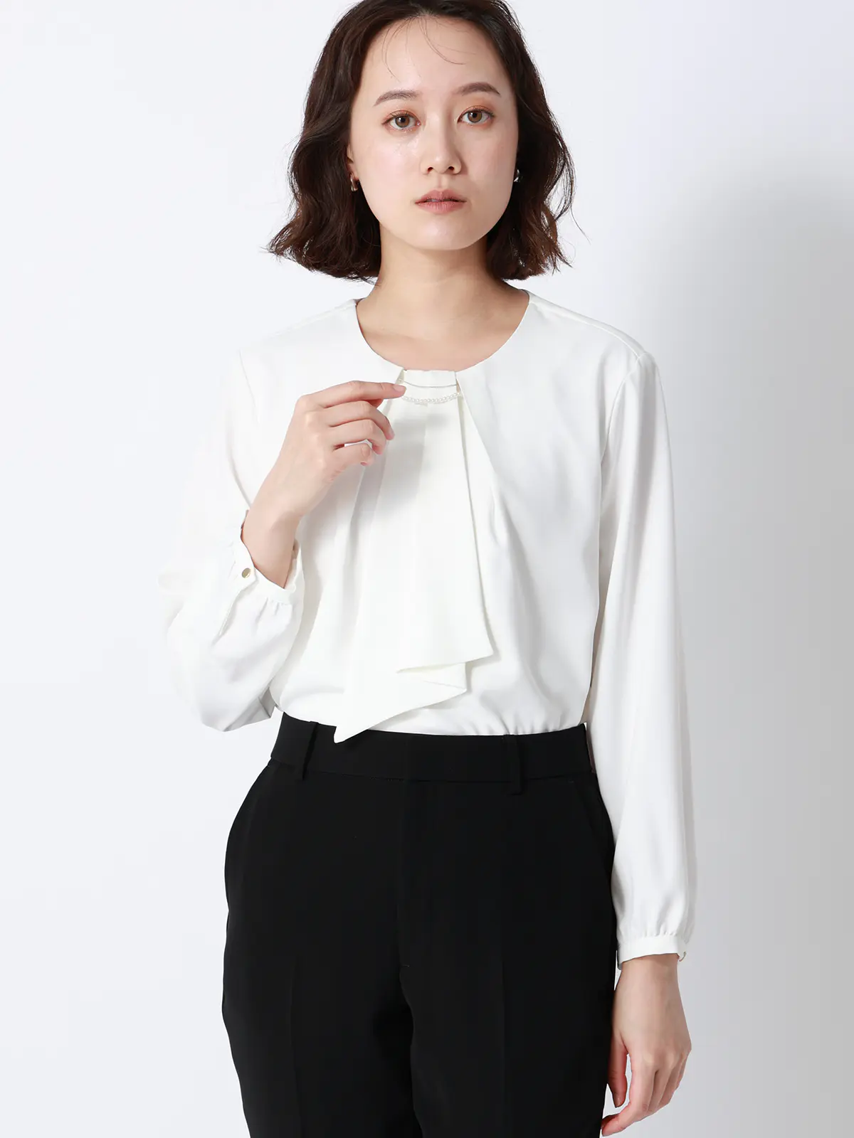 ボウタイブラウス／8分袖／ ウォッシャブル／NIR＋UVカット／無地／パール＆チェーンパーツ オフホワイト 38(9号）