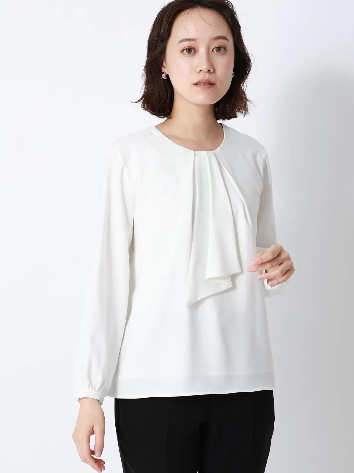 ボウタイブラウス／8分袖／ ウォッシャブル／NIR＋UVカット／無地／パール＆チェーンパーツ オフホワイト 38(9号）