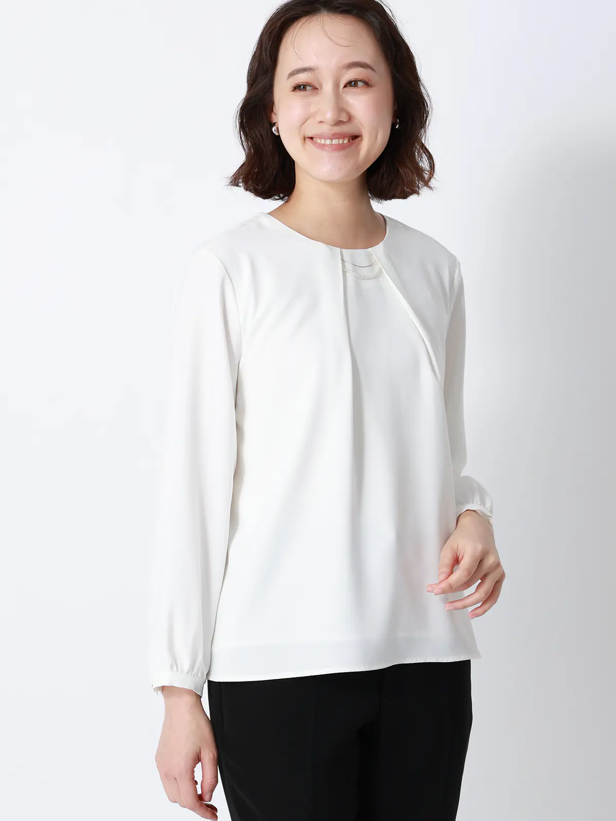 ボウタイブラウス／8分袖／ ウォッシャブル／NIR＋UVカット／無地／パール＆チェーンパーツ オフホワイト 38(9号）