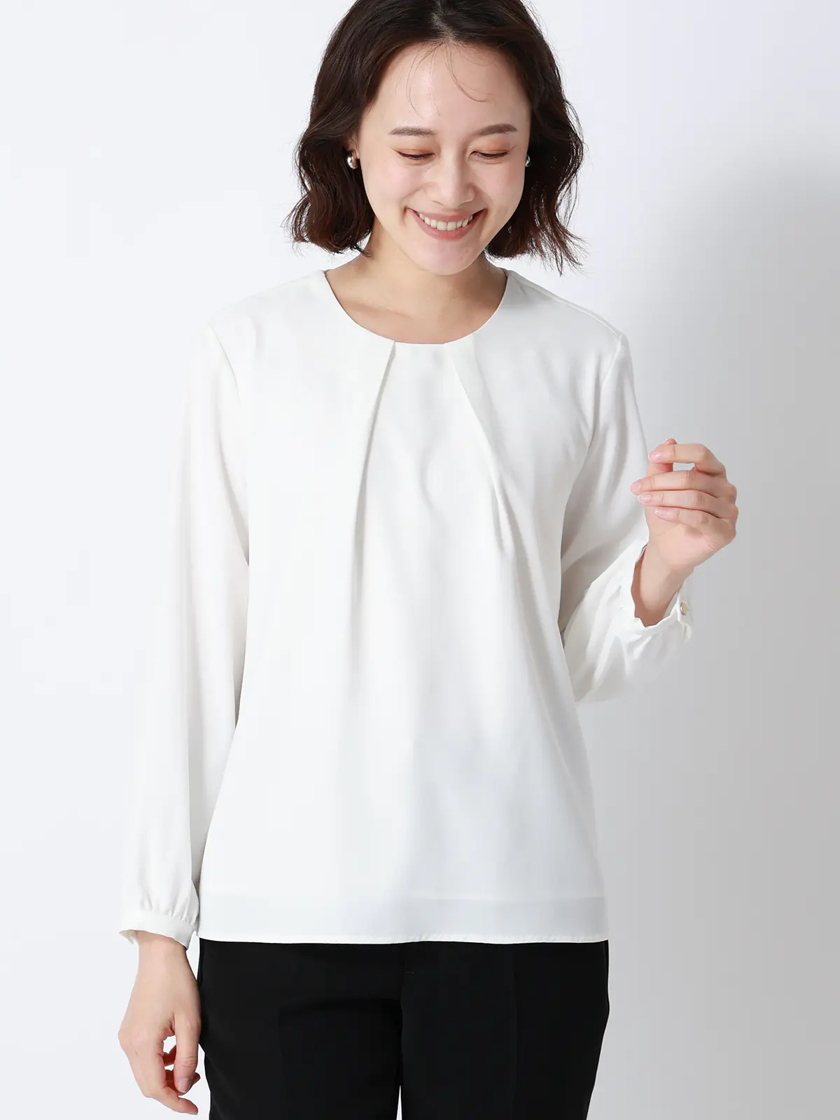 ボウタイブラウス／8分袖／ ウォッシャブル／NIR＋UVカット／無地／パール＆チェーンパーツ オフホワイト 38(9号）