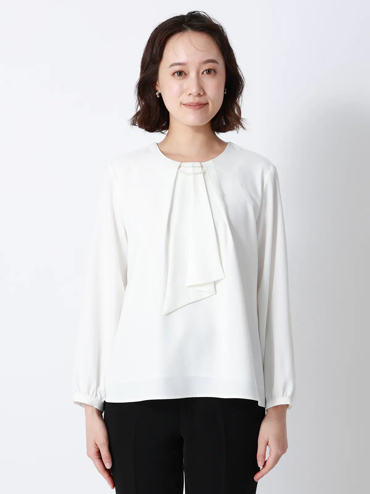 ボウタイブラウス／8分袖／ ウォッシャブル／NIR＋UVカット／無地／パール＆チェーンパーツ オフホワイト 38(9号）
