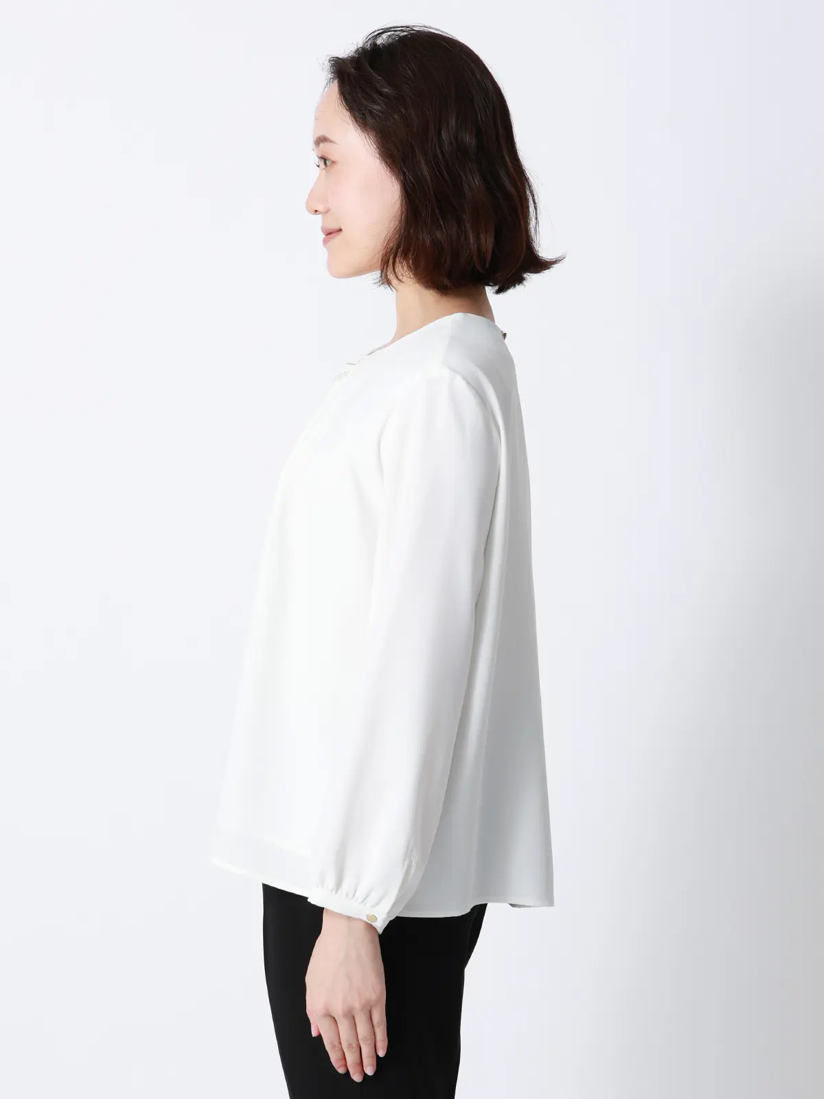 ボウタイブラウス／8分袖／ ウォッシャブル／NIR＋UVカット／無地／パール＆チェーンパーツ オフホワイト 38(9号）