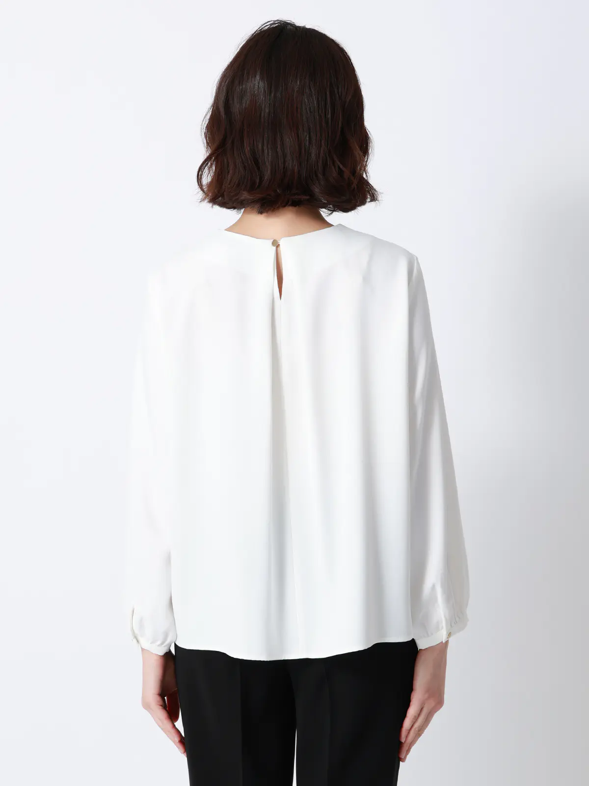 ボウタイブラウス／8分袖／ ウォッシャブル／NIR＋UVカット／無地／パール＆チェーンパーツ オフホワイト 38(9号）