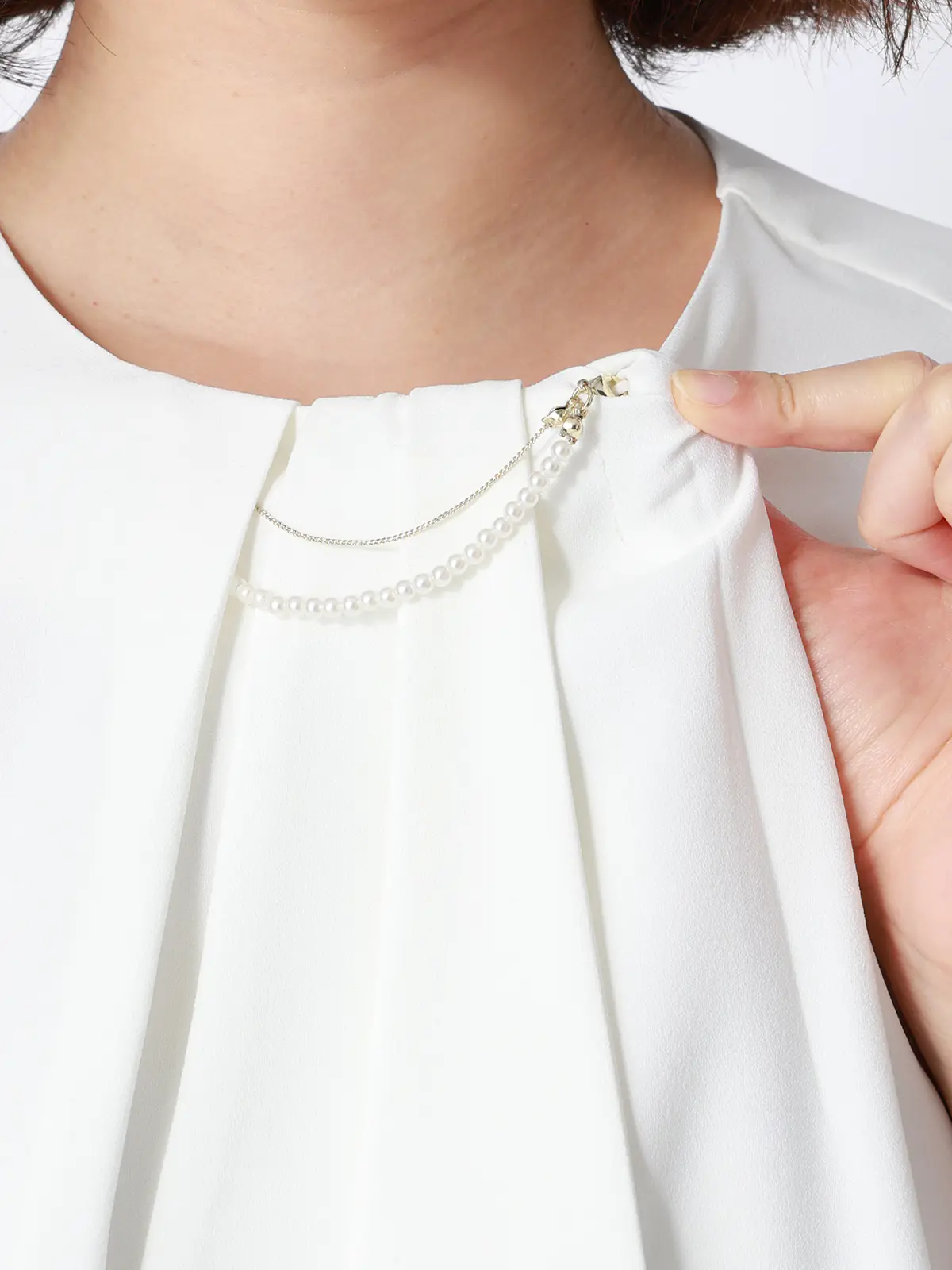 ボウタイブラウス／8分袖／ ウォッシャブル／NIR＋UVカット／無地／パール＆チェーンパーツ オフホワイト 38(9号）