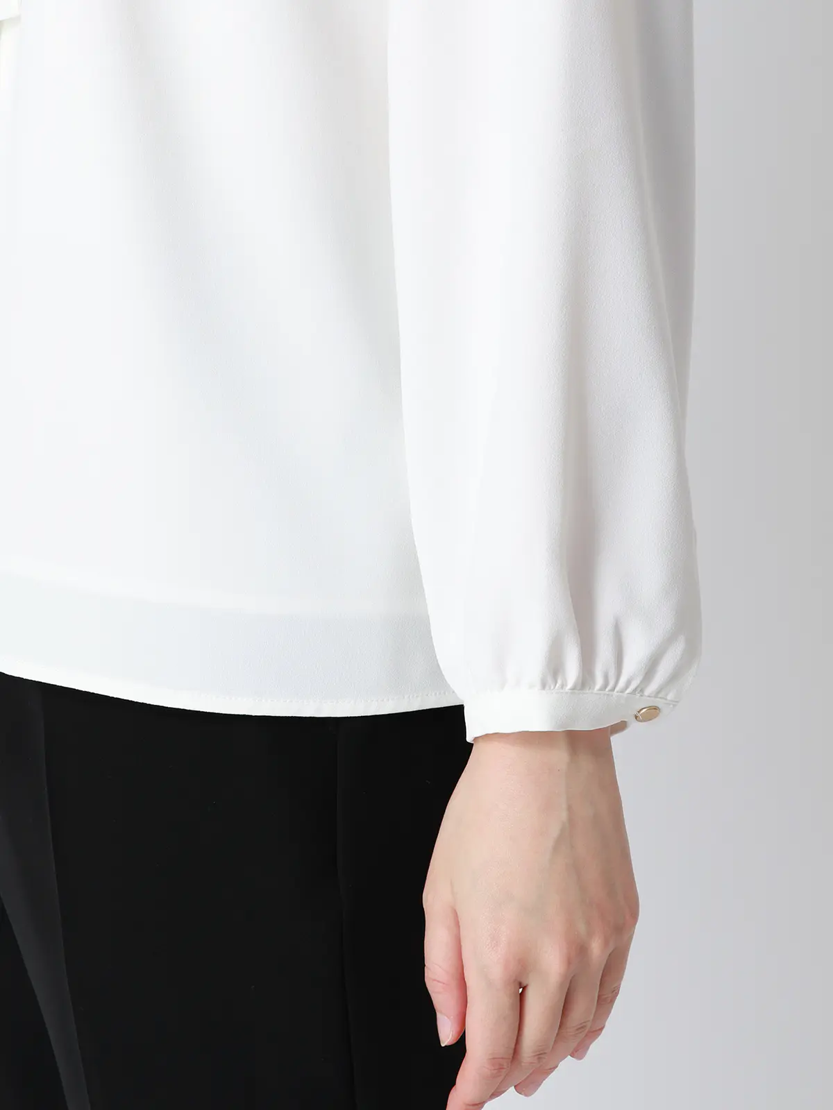 ボウタイブラウス／8分袖／ ウォッシャブル／NIR＋UVカット／無地／パール＆チェーンパーツ オフホワイト 38(9号）