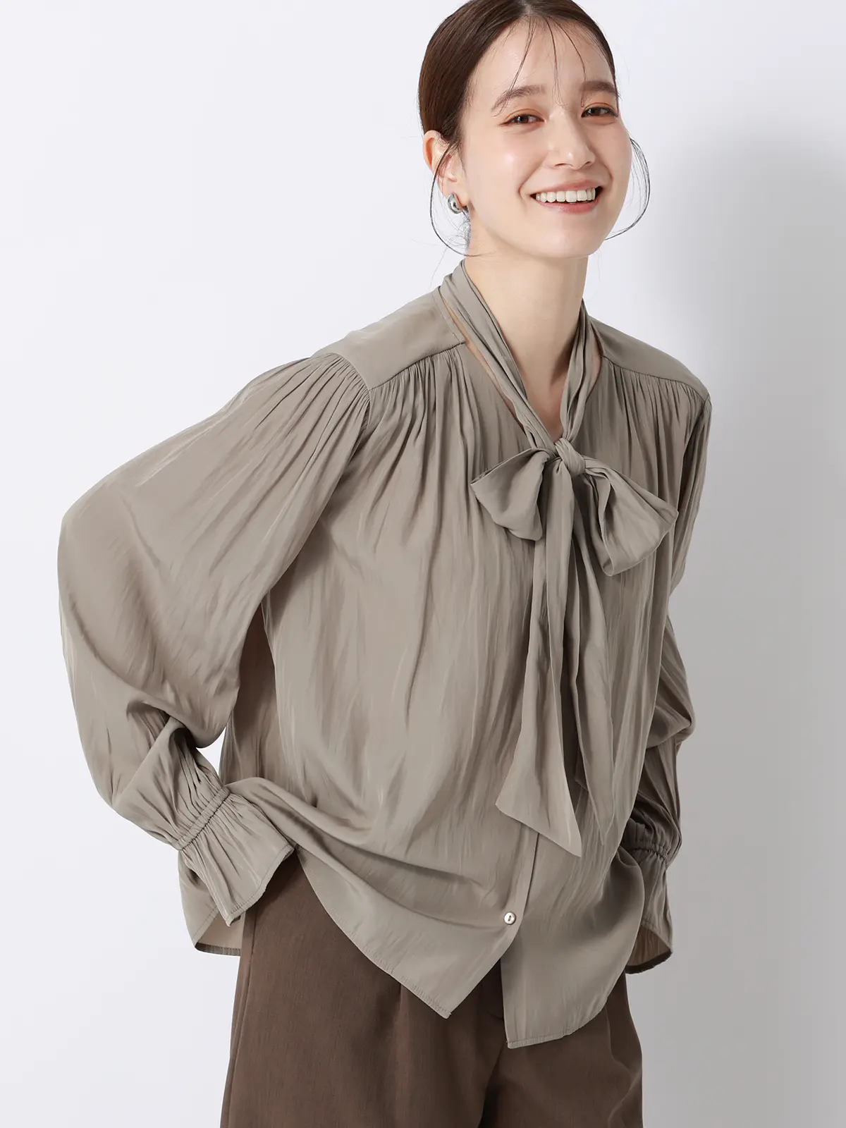 ボウタイブラウス/ウォッシャブル/接触冷感/割繊ポリエステル/無地 ベージュ 38(9号)