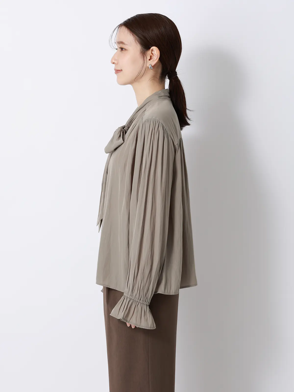 ボウタイブラウス/ウォッシャブル/接触冷感/割繊ポリエステル/無地 ベージュ 38(9号)