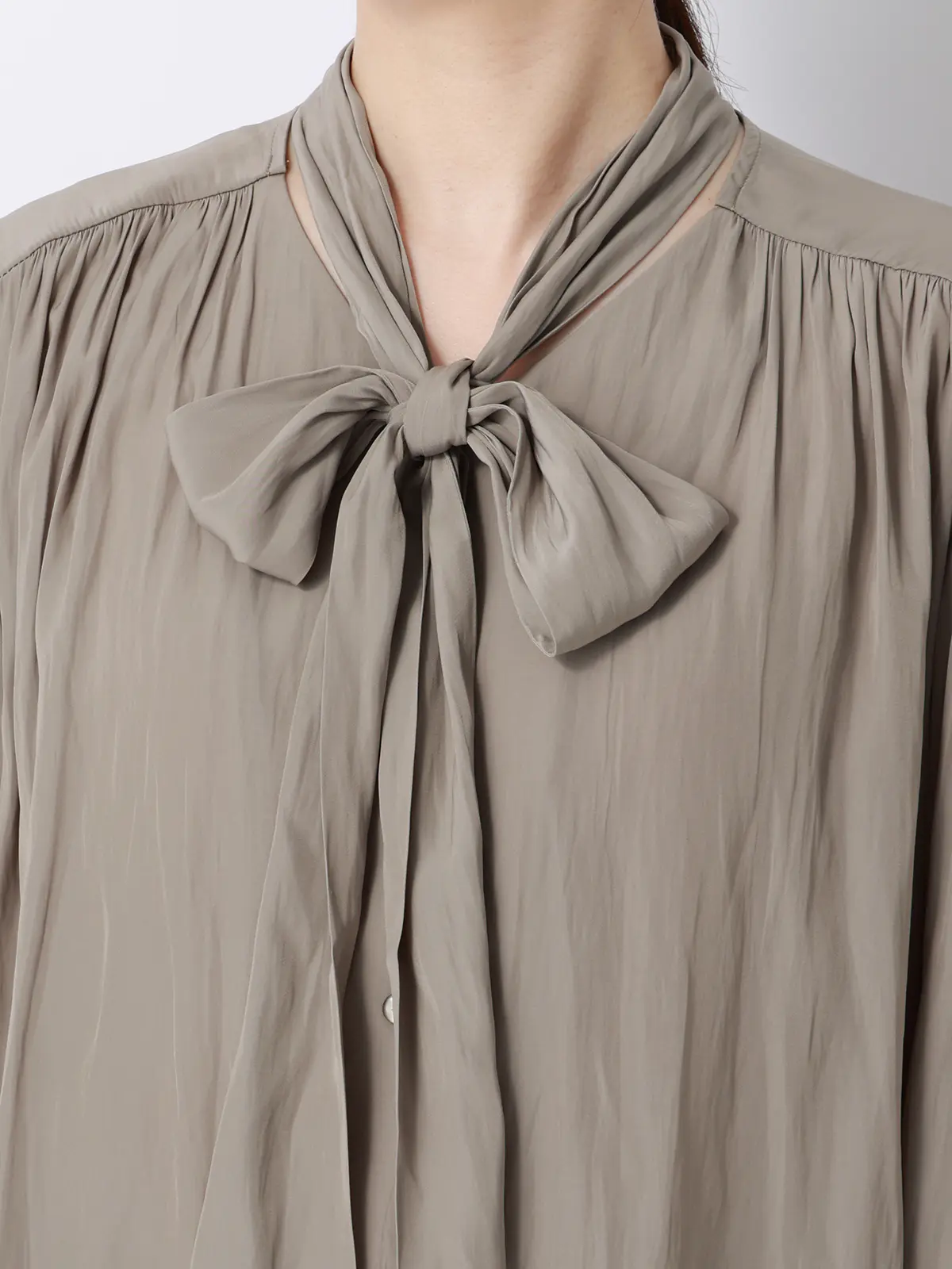 ボウタイブラウス/ウォッシャブル/接触冷感/割繊ポリエステル/無地 ベージュ 38(9号)