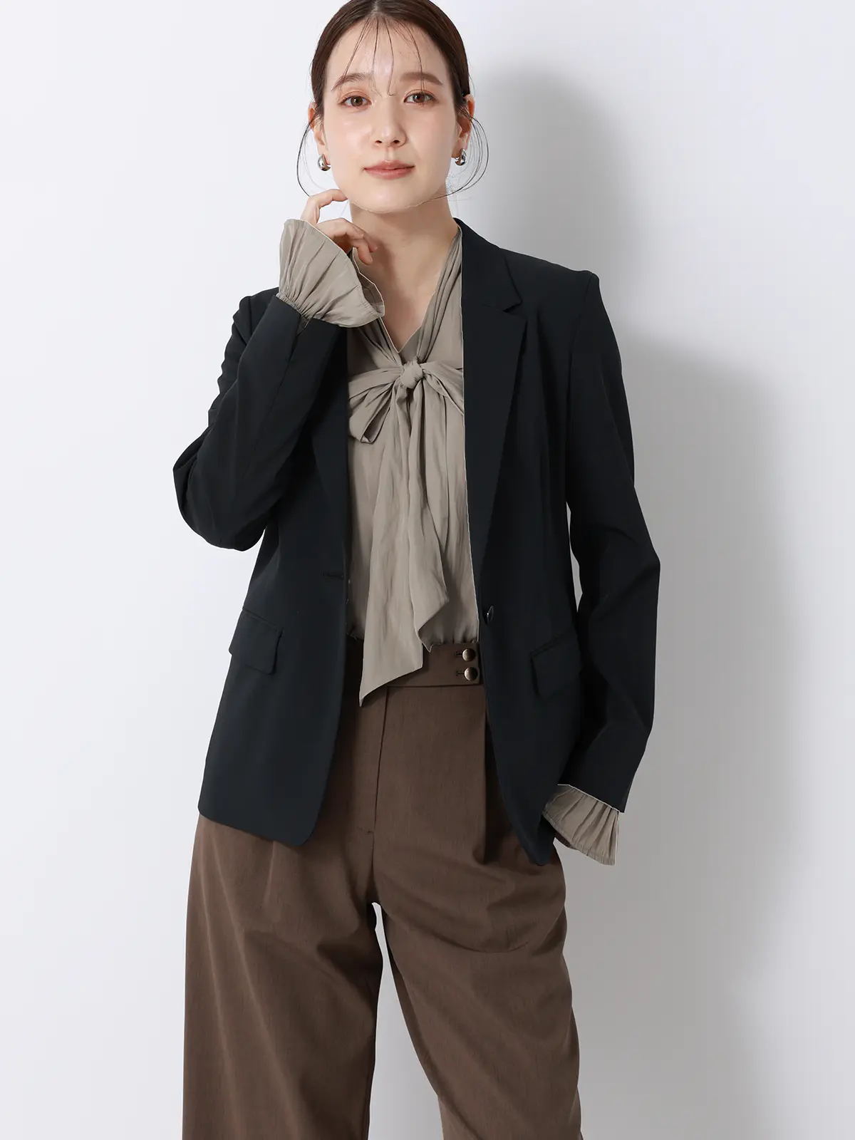 ボウタイブラウス/ウォッシャブル/接触冷感/割繊ポリエステル/無地 ベージュ 38(9号)