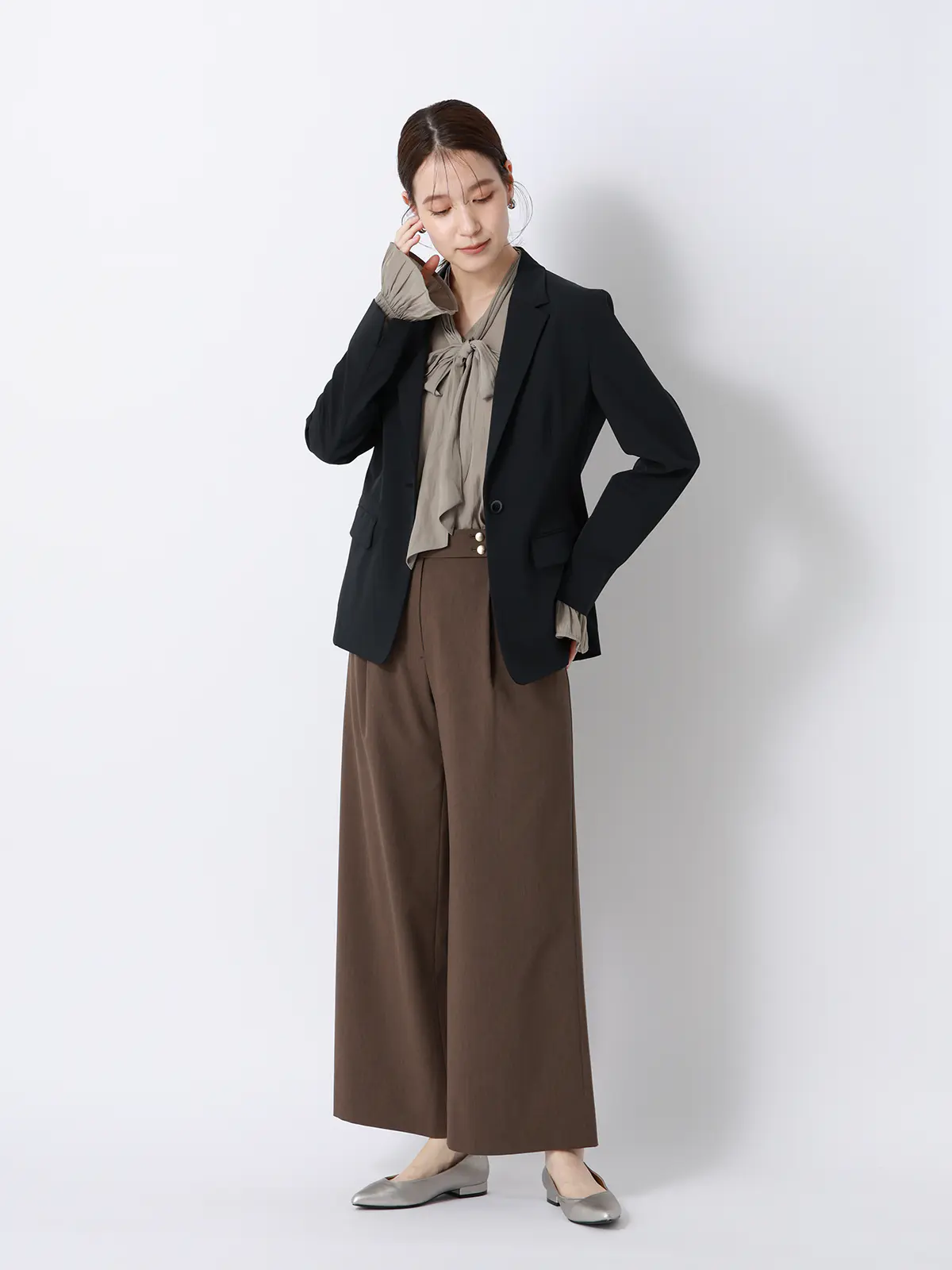 ボウタイブラウス/ウォッシャブル/接触冷感/割繊ポリエステル/無地 ベージュ 38(9号)