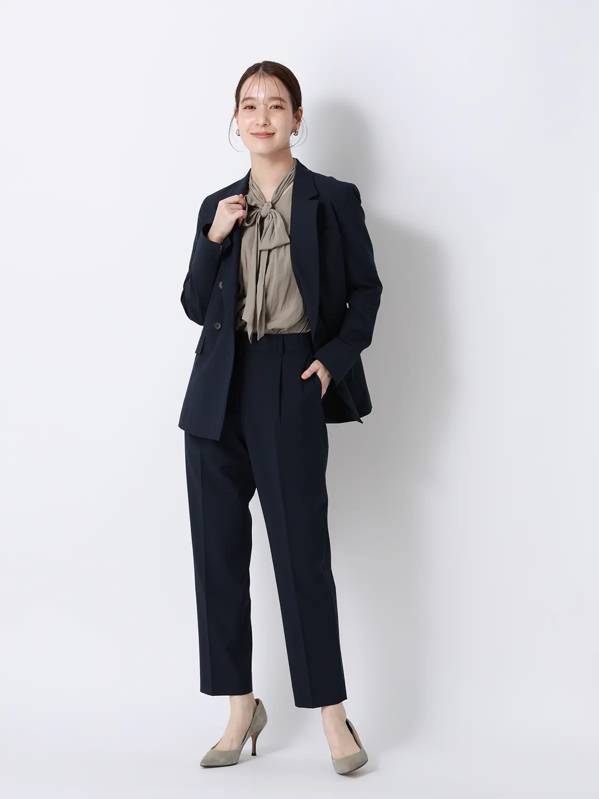 ボウタイブラウス/ウォッシャブル/接触冷感/割繊ポリエステル/無地 ベージュ 38(9号)